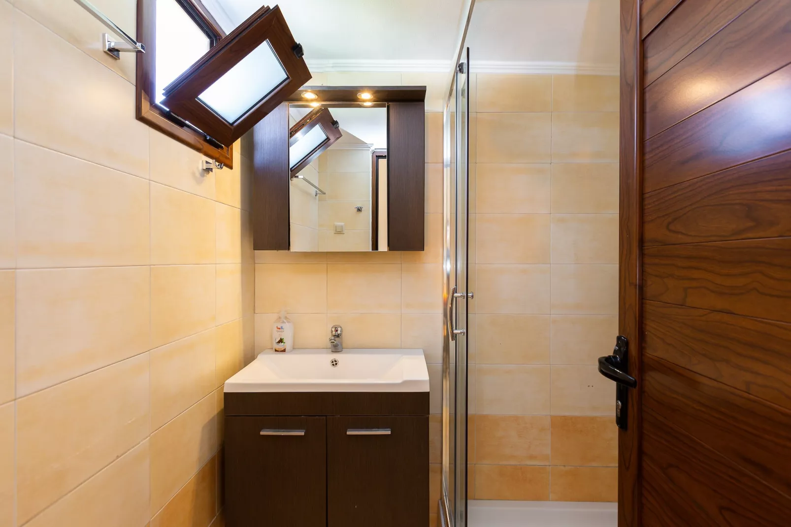 Stefanakos House-Bathroom
