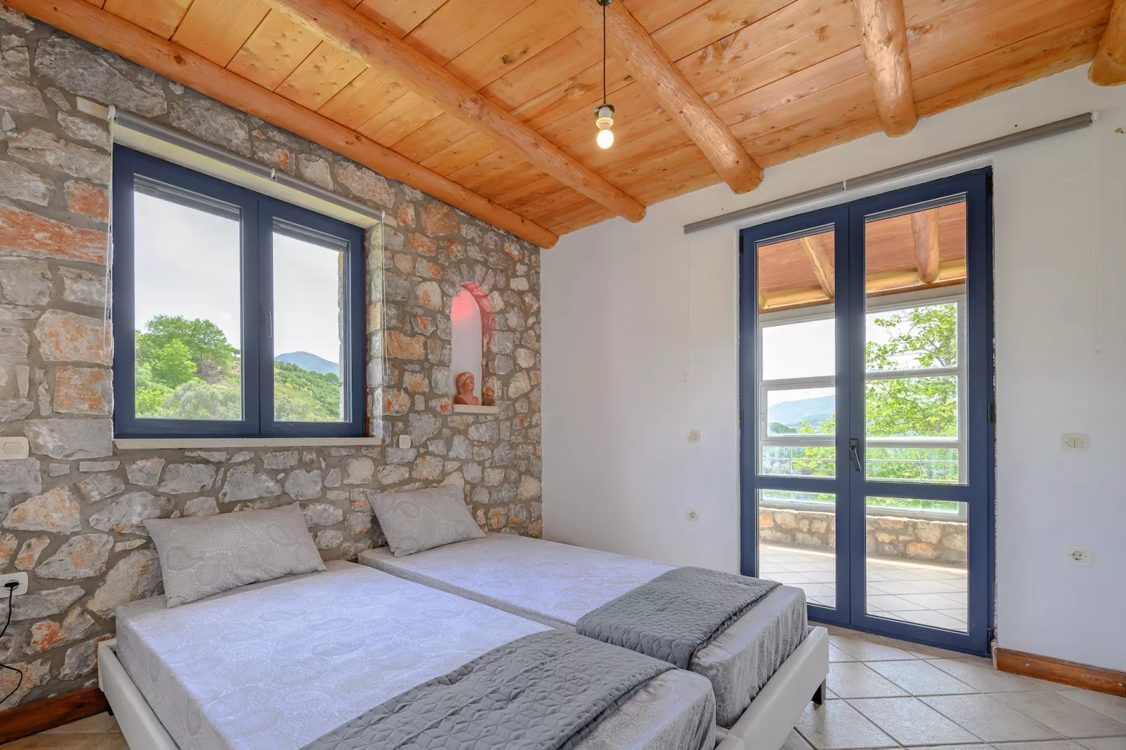 Rozare-Bedroom