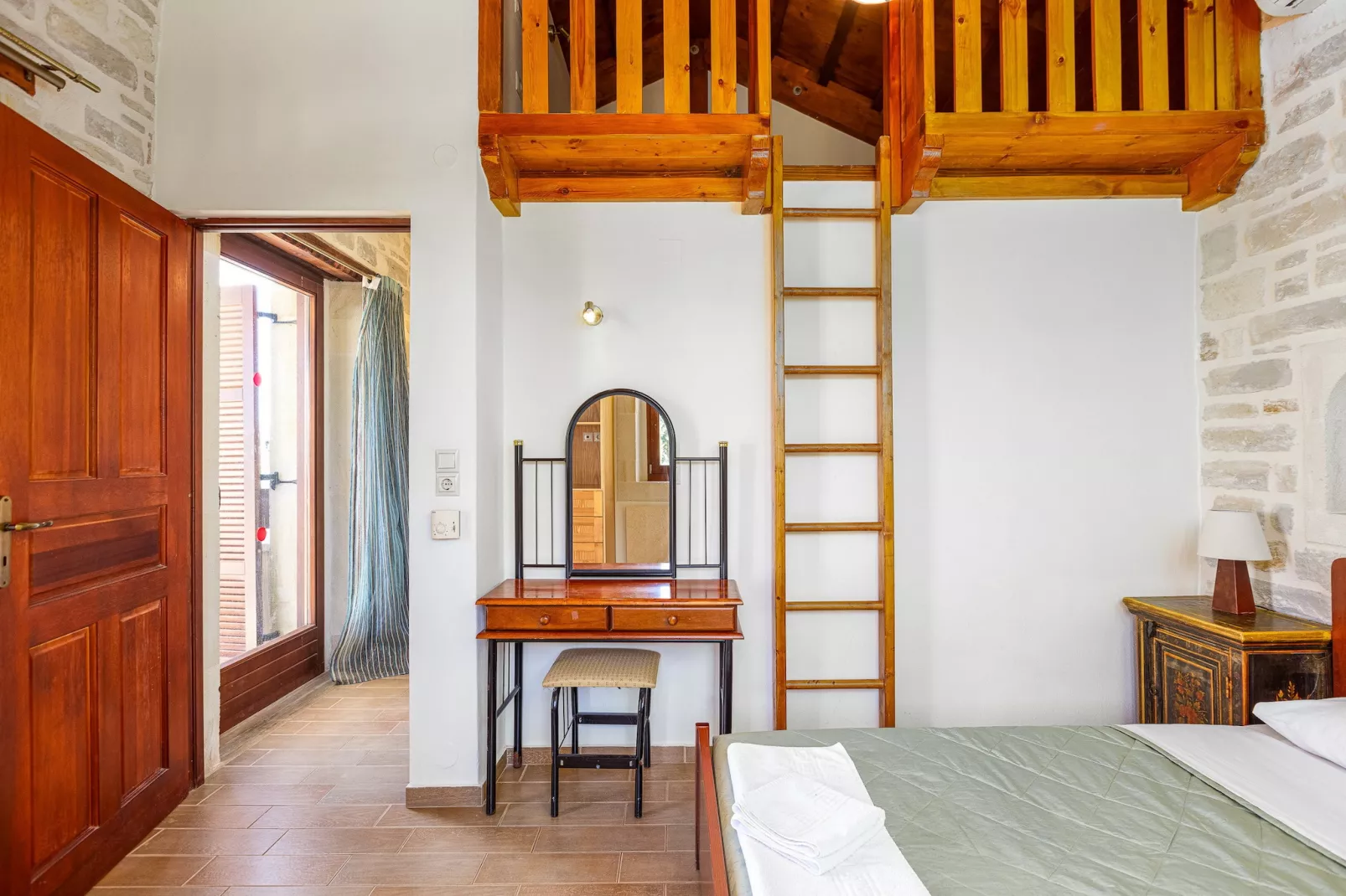 Mera-Bedroom