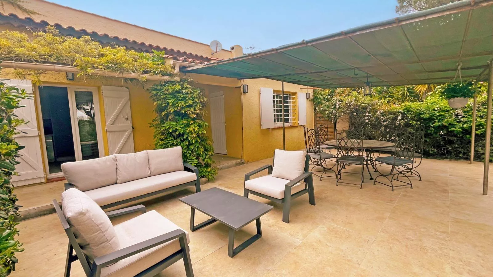 Les Romarins-Terrace balcony