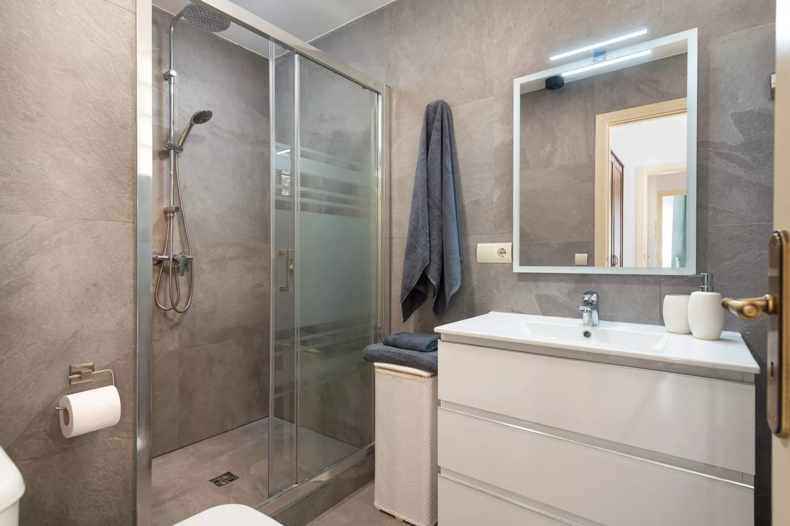 Villa Hilary-Bathroom