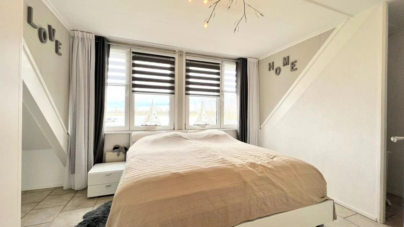 Maaszicht-Bedroom