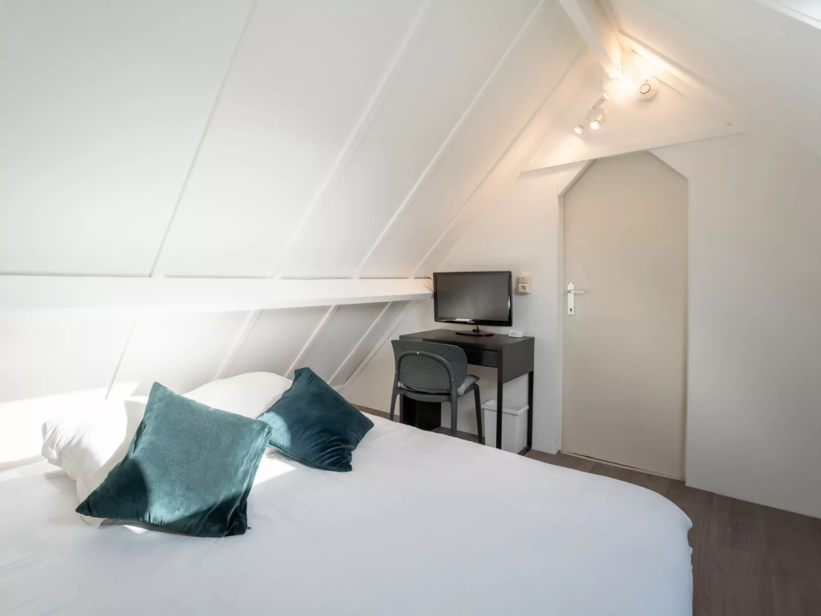 Beluga with parking and shared pool-Inside
