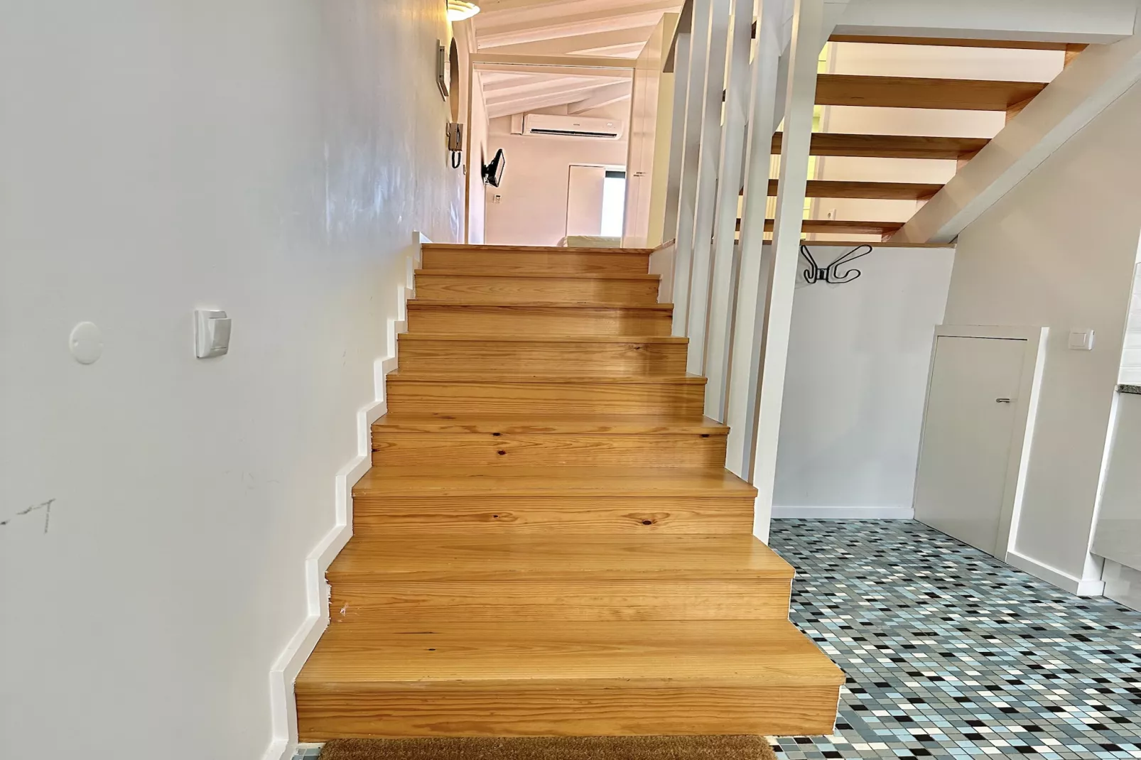 YOUROPO - Typical House 3-Landing