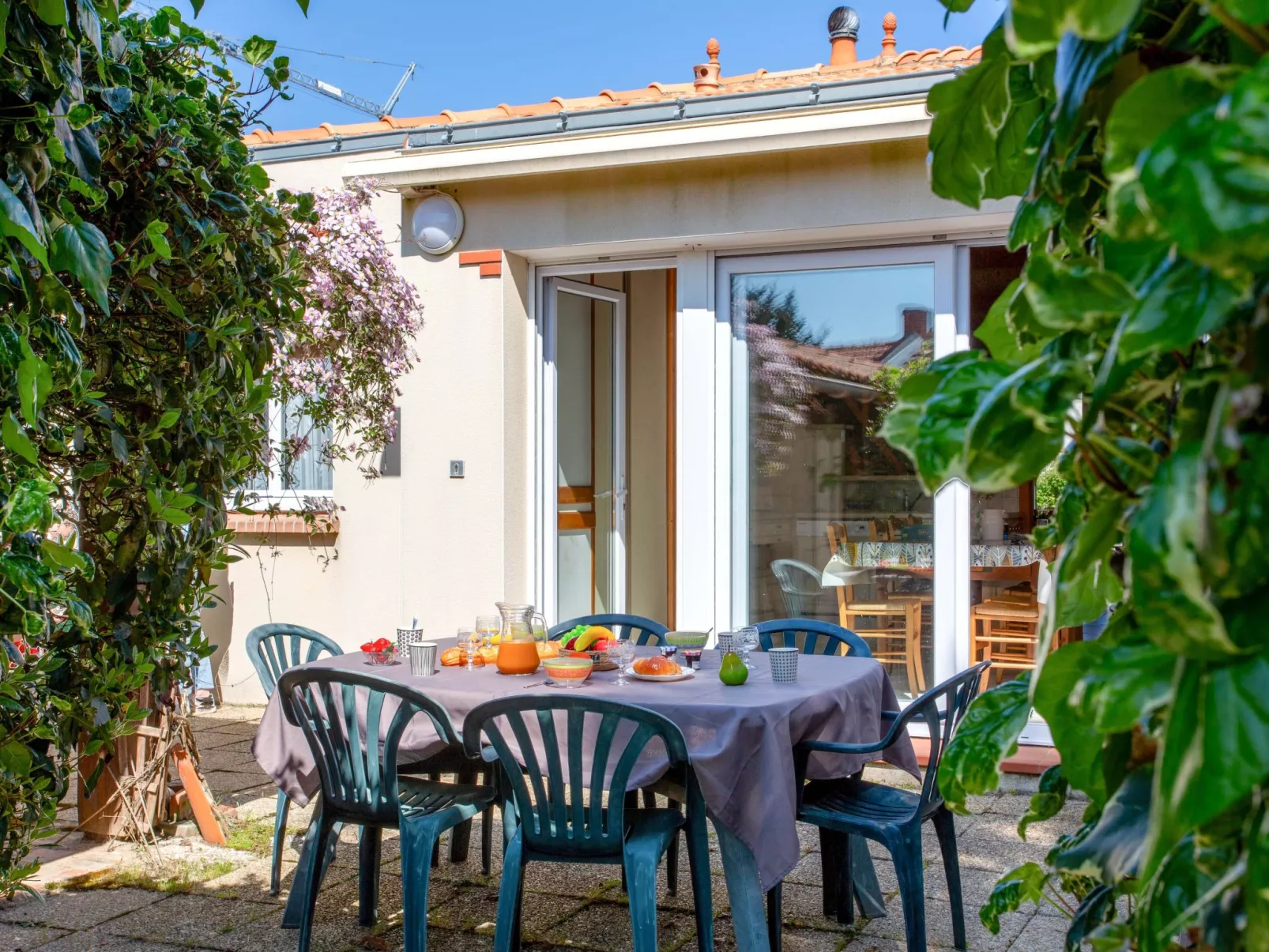 La Mouette Rieuse-Outside