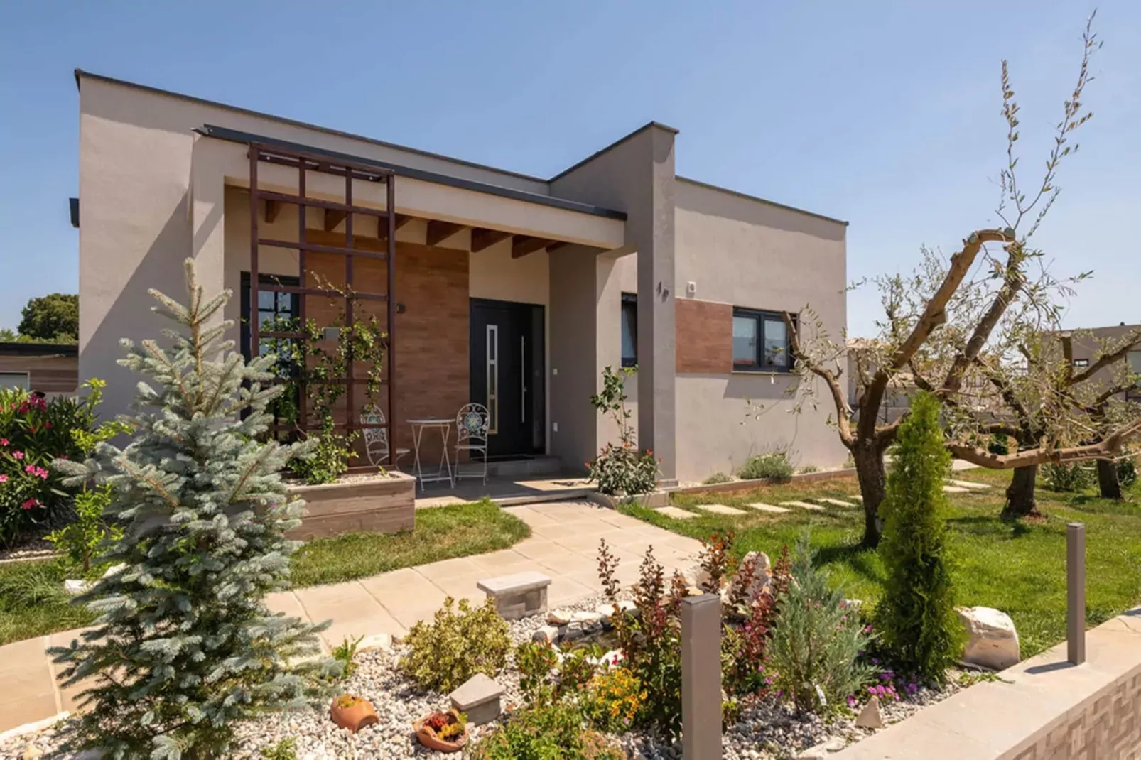 Villa Lily with Private Pool and a Lovely Garden-Gärten Sommer
