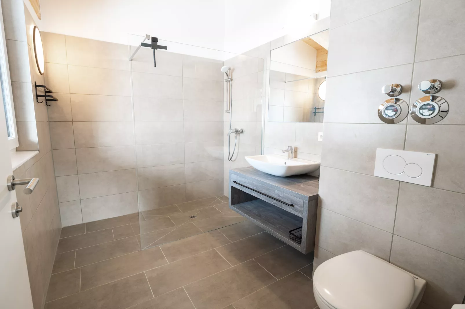Superior Penthouse Three-bedroom Apartment – KA3PS-Badezimmer