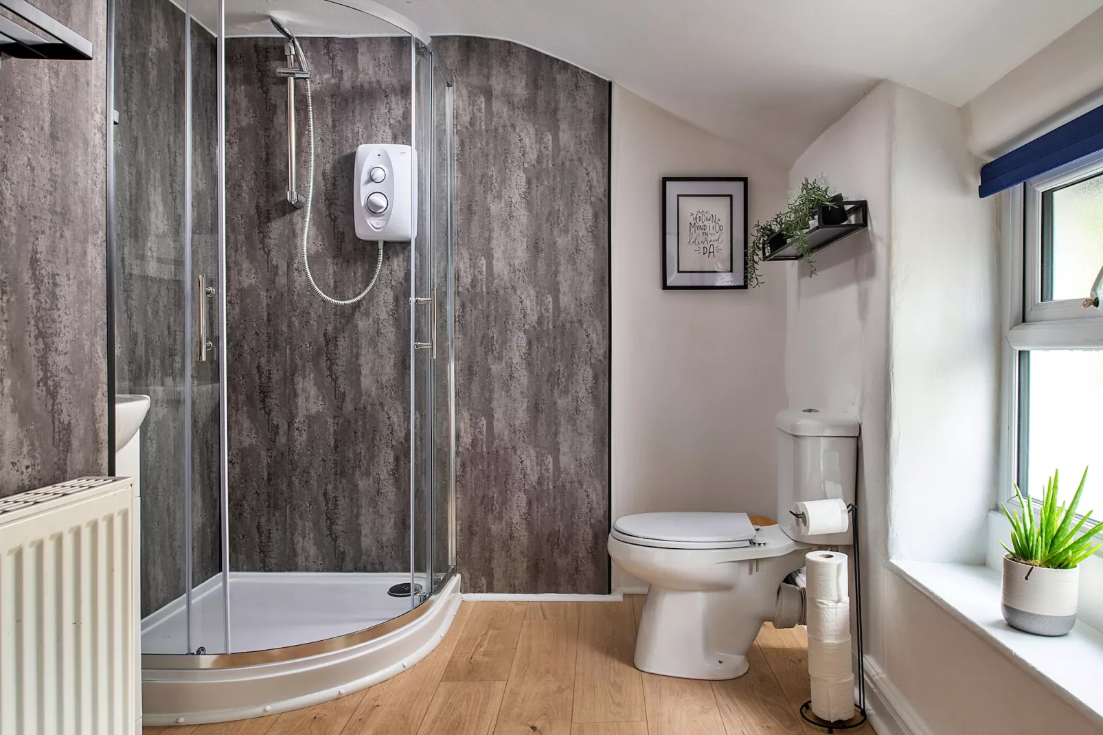 Maes Neuadd-Bathroom