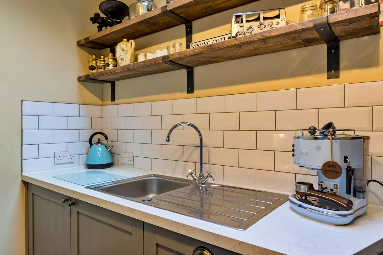 Spring Cottage-Kitchen