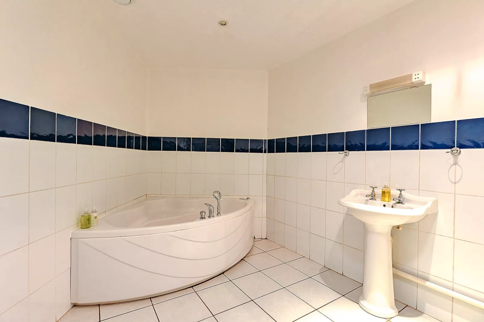 Netley Hall - Honeysuckle-Bathroom