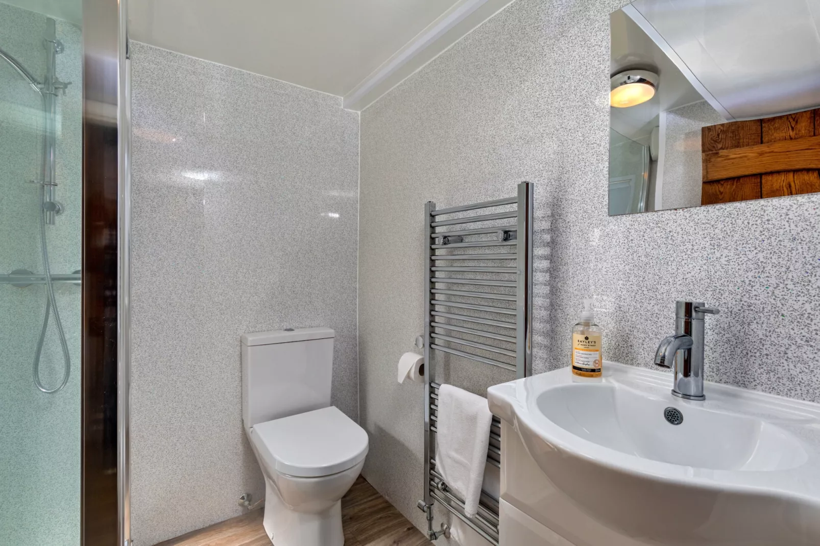 Duck Down Cottage-Bathroom