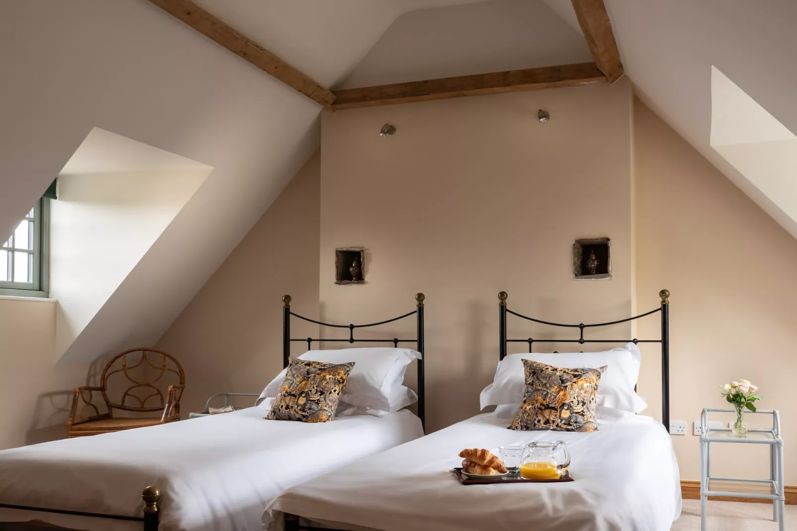Ryeworth Cottage-Bedroom