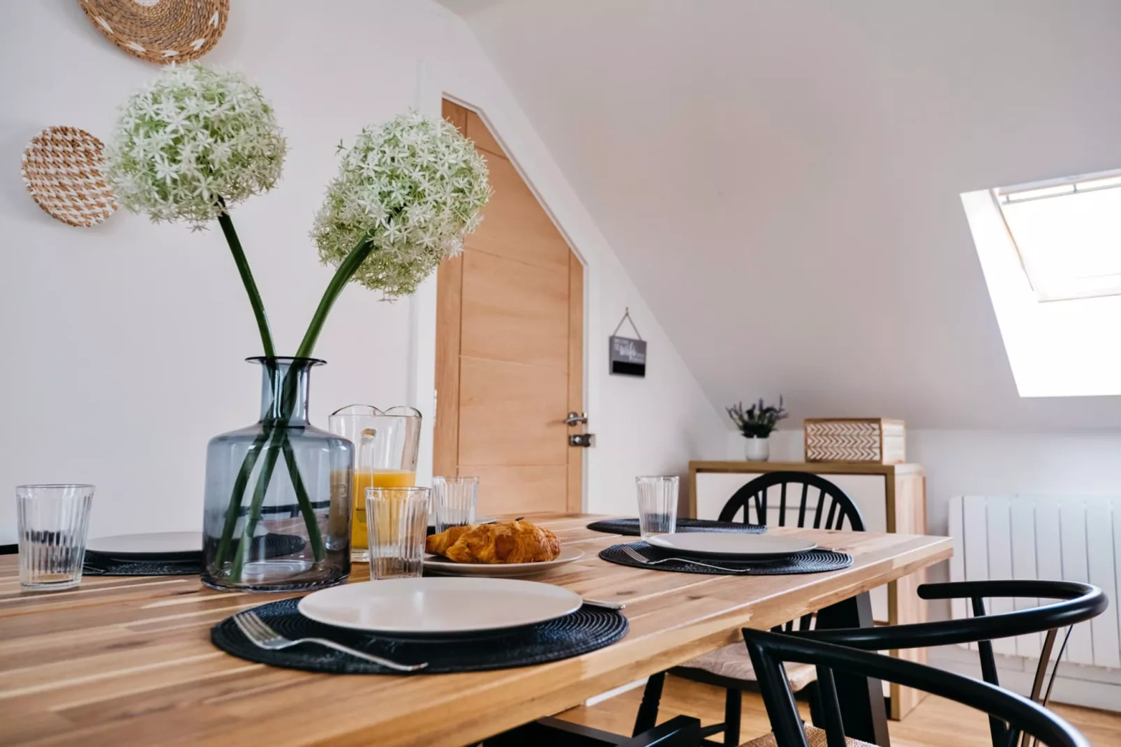 Tolcarne Stay - Luxury Newquay Apartment-Dining room