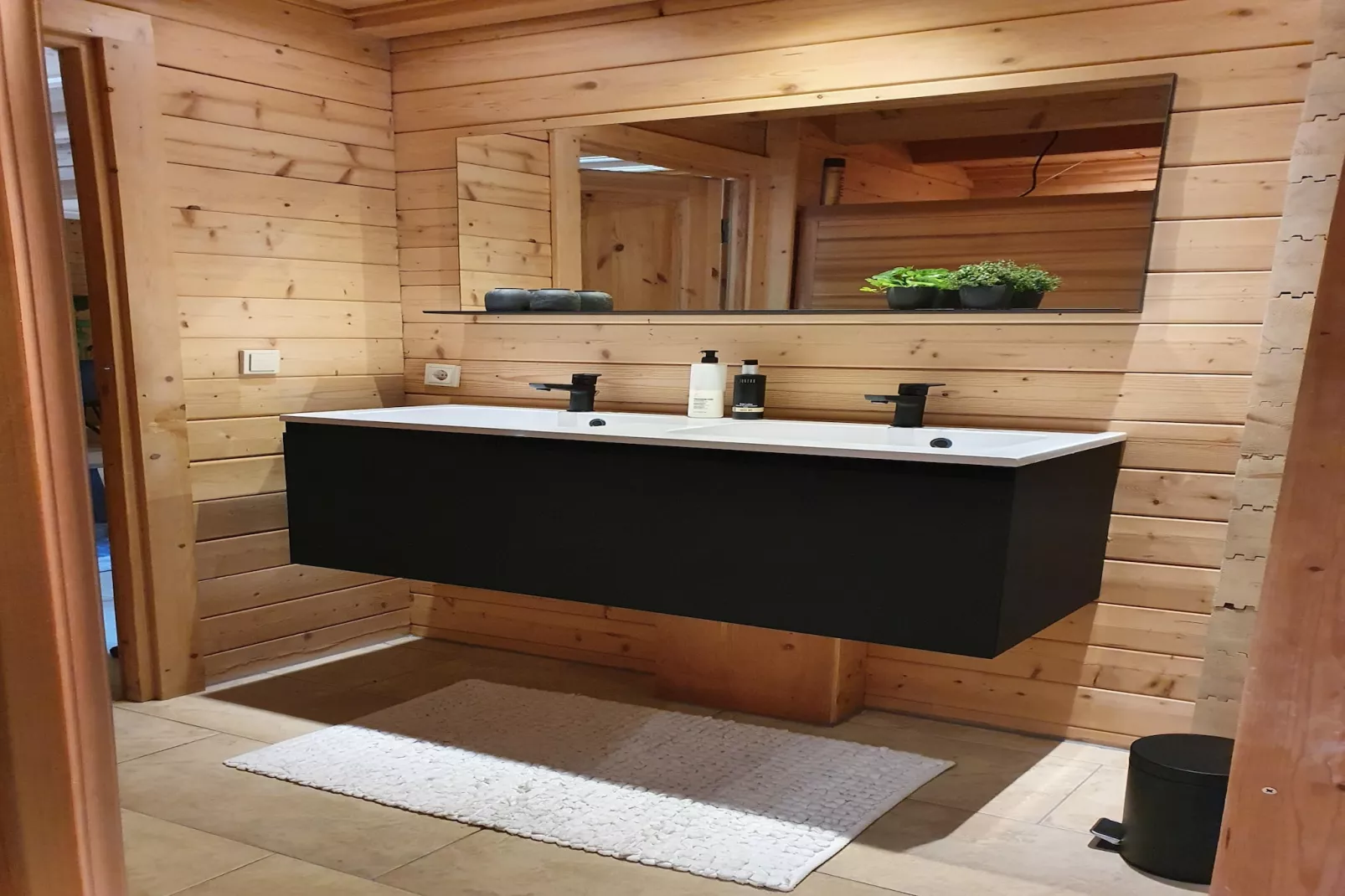 6-persoons luxe bosvilla Casa Madeira-Badezimmer