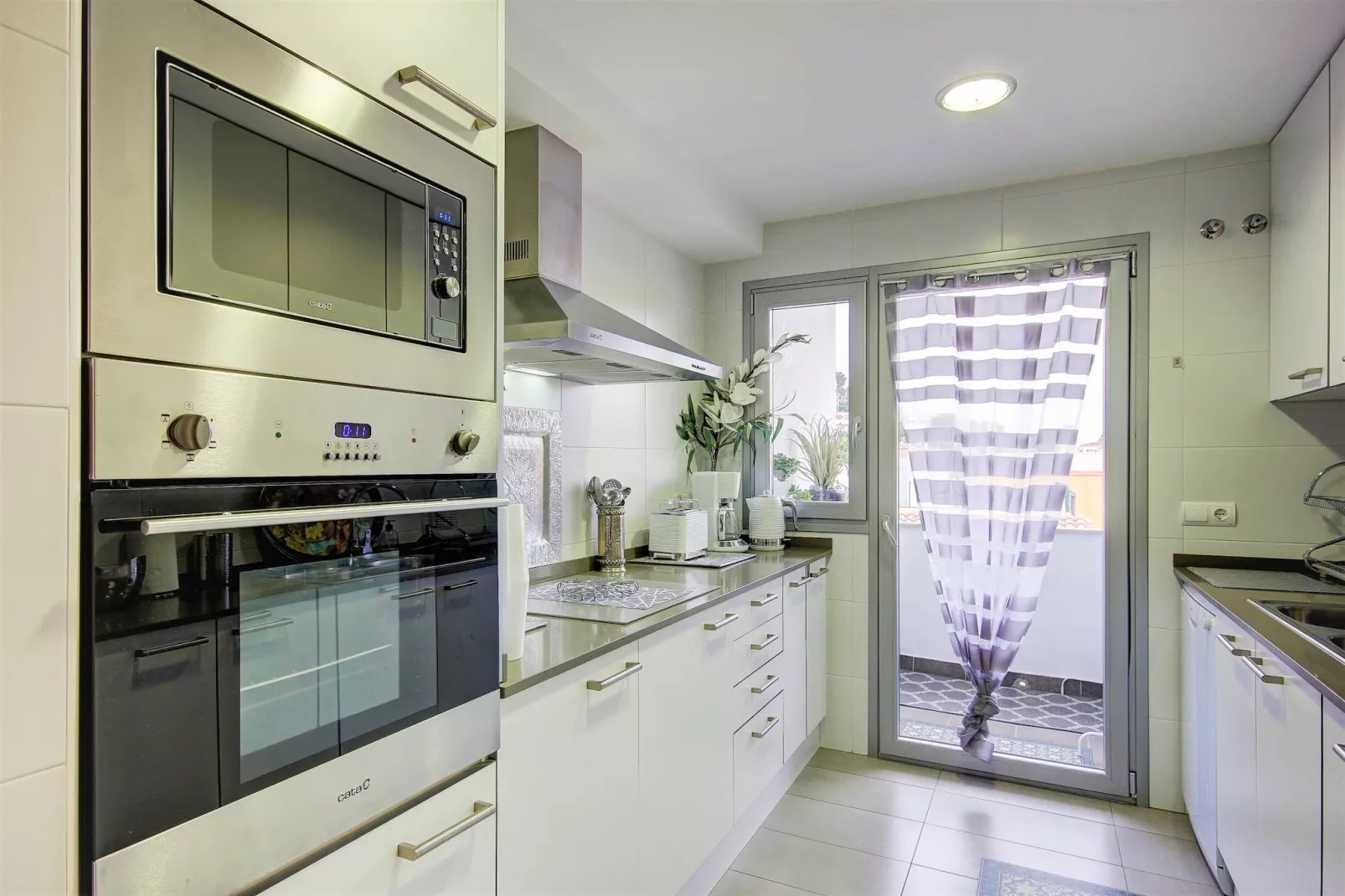 EUGENI D'ORS 3 1 Roses-Kitchen