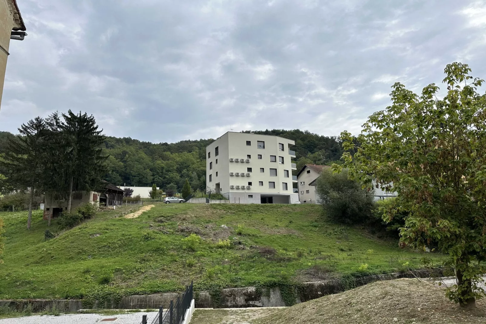 Cozy Retreat in Krapinske Toplice: Comfort and Prime Location with Pivate Parking - One Bedroom Apartment-Outdoor