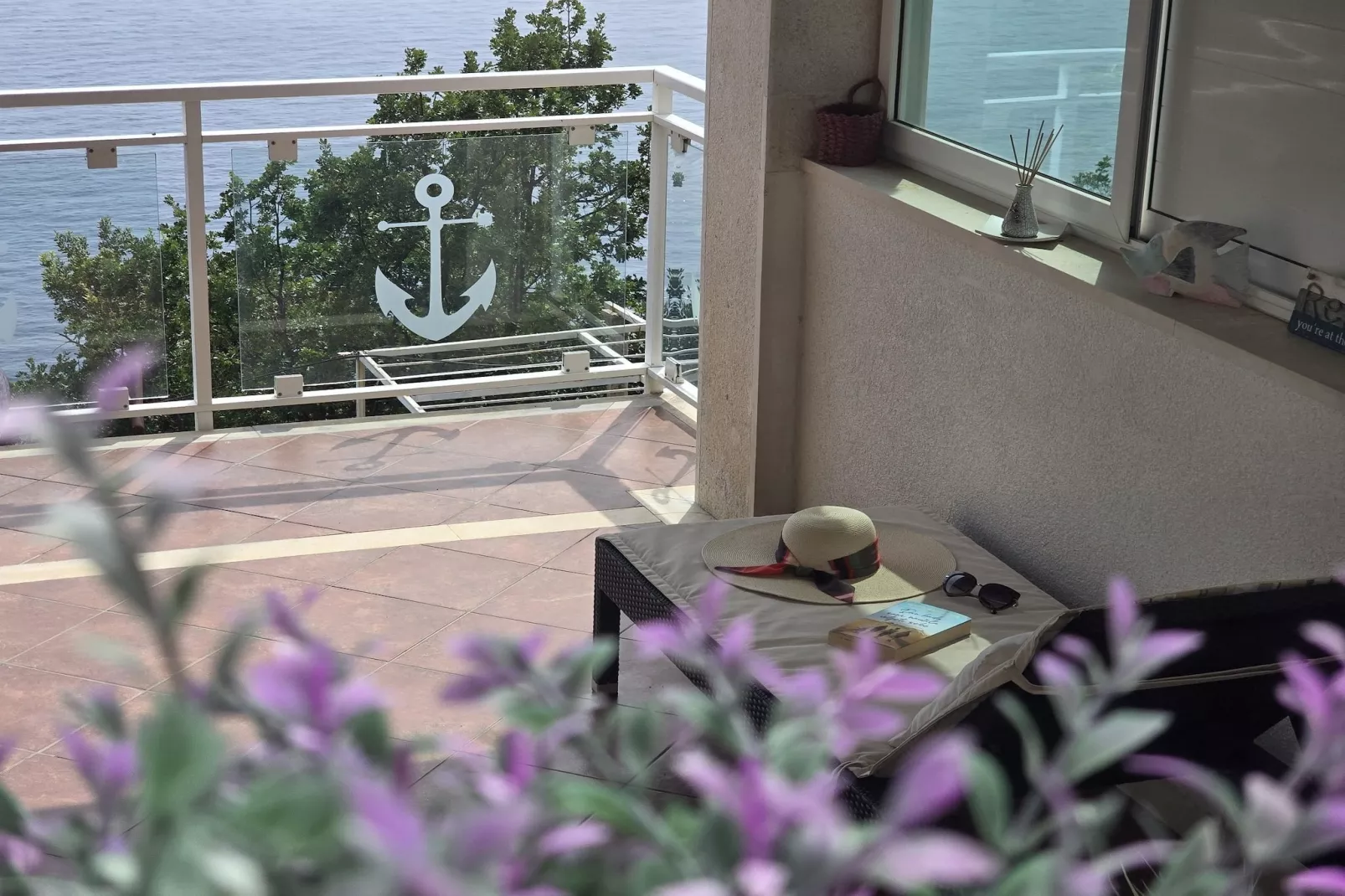 Indy's Beach Apartments- Studio Apartment with Patio and Sea View-Terrace