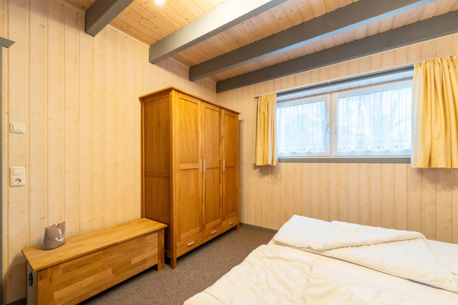 Schwan 290-Bedroom