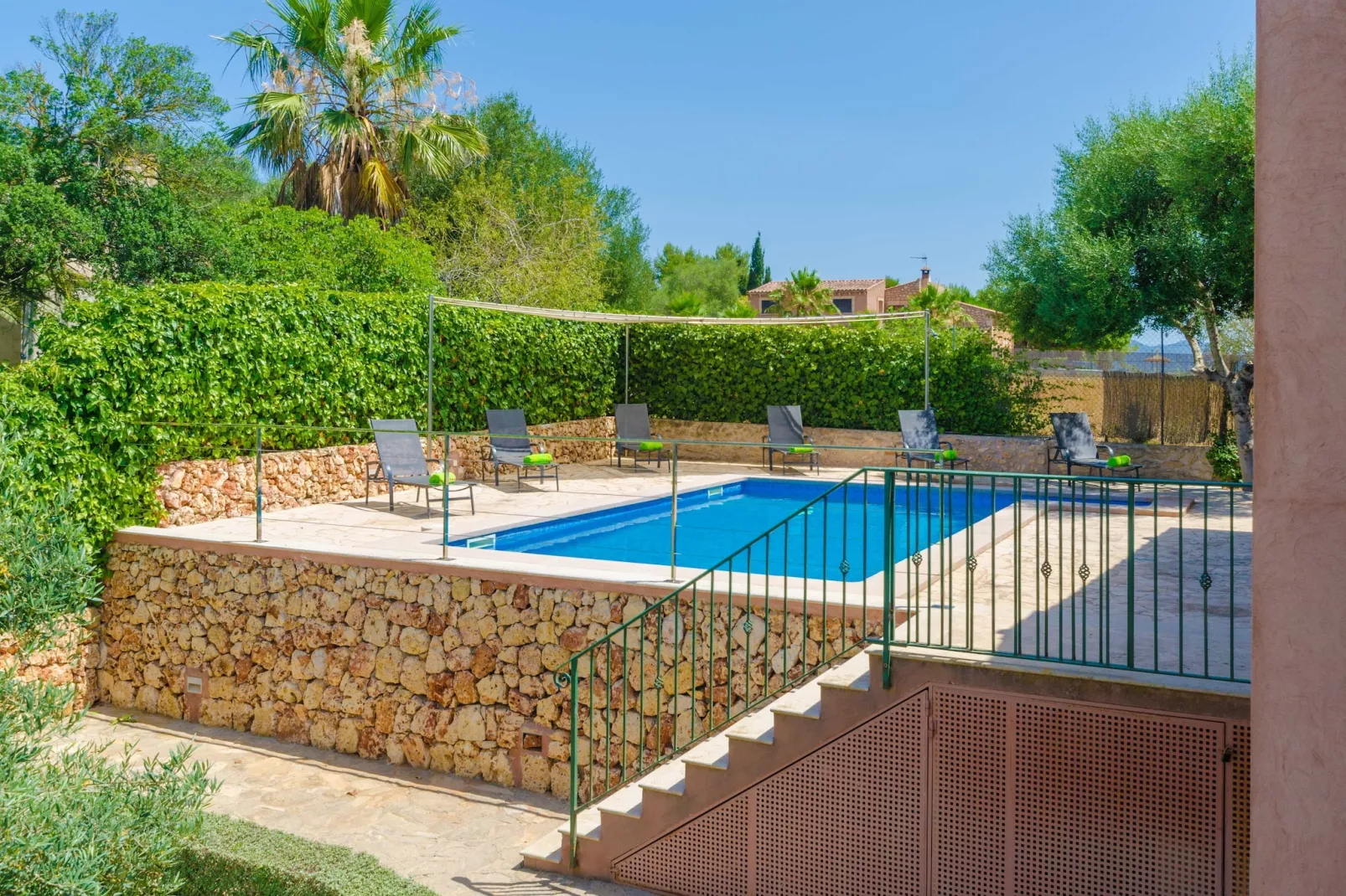 Son Frau-Pool