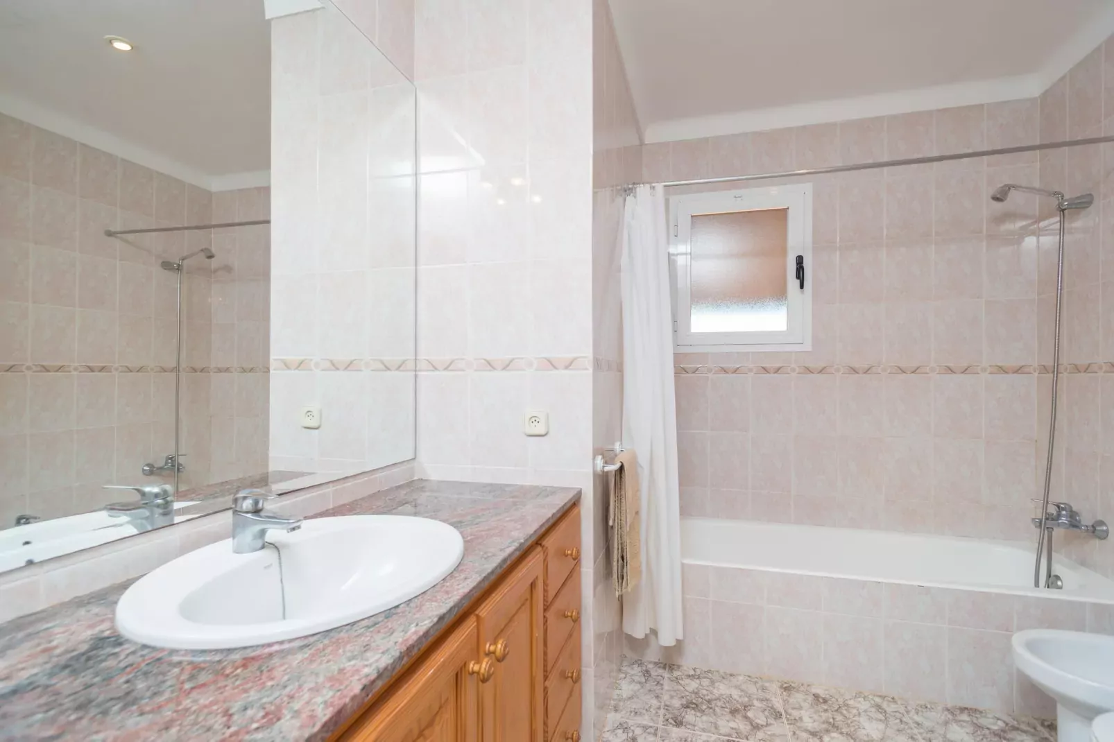 Ca'n Canastro-Bathroom