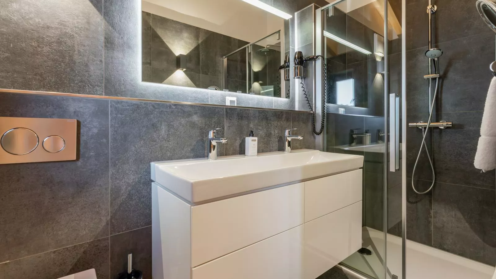 Alpina Lodge-Bathroom