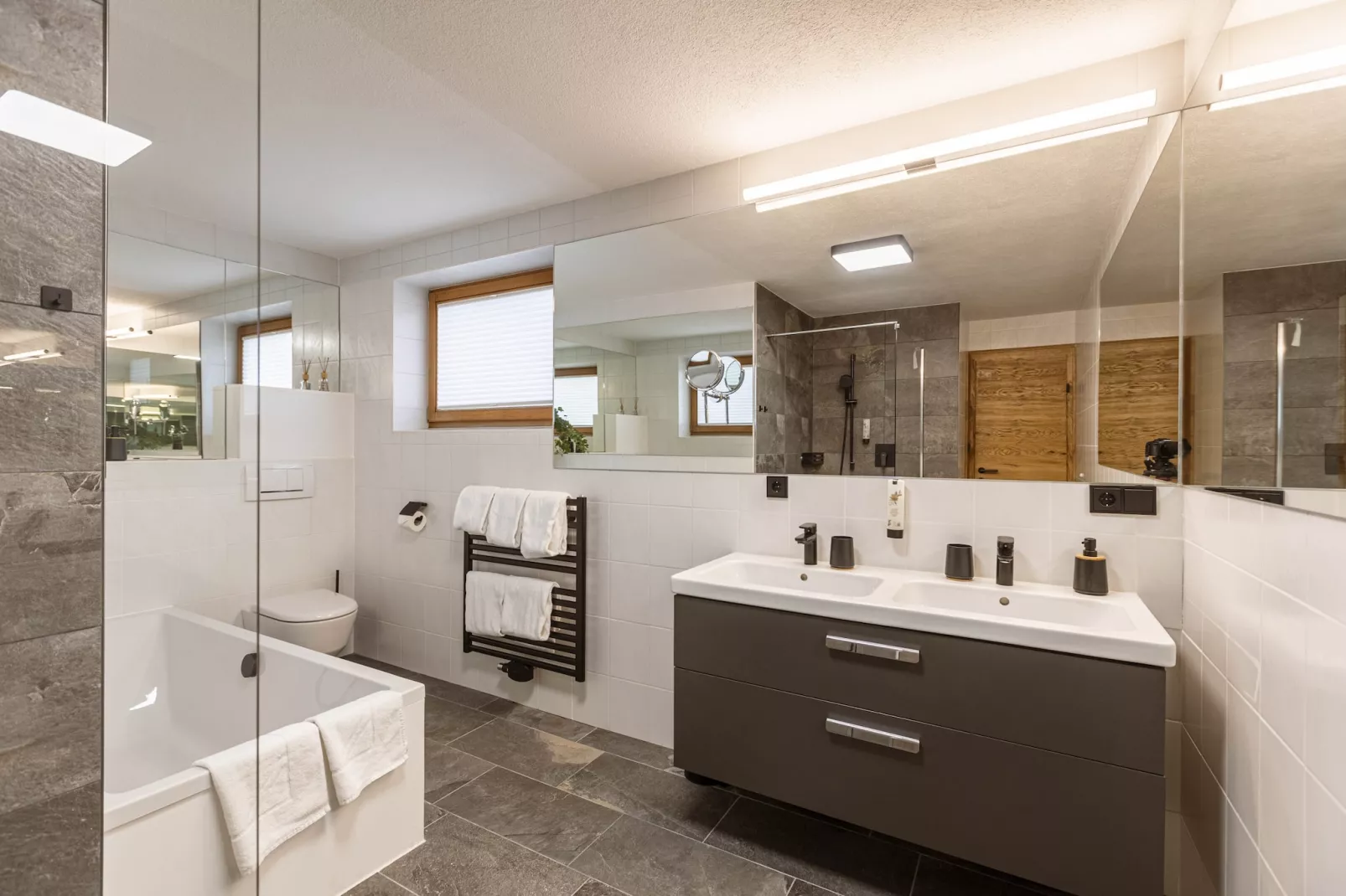 Zugspitz Suites Lermoos 6-Bathroom
