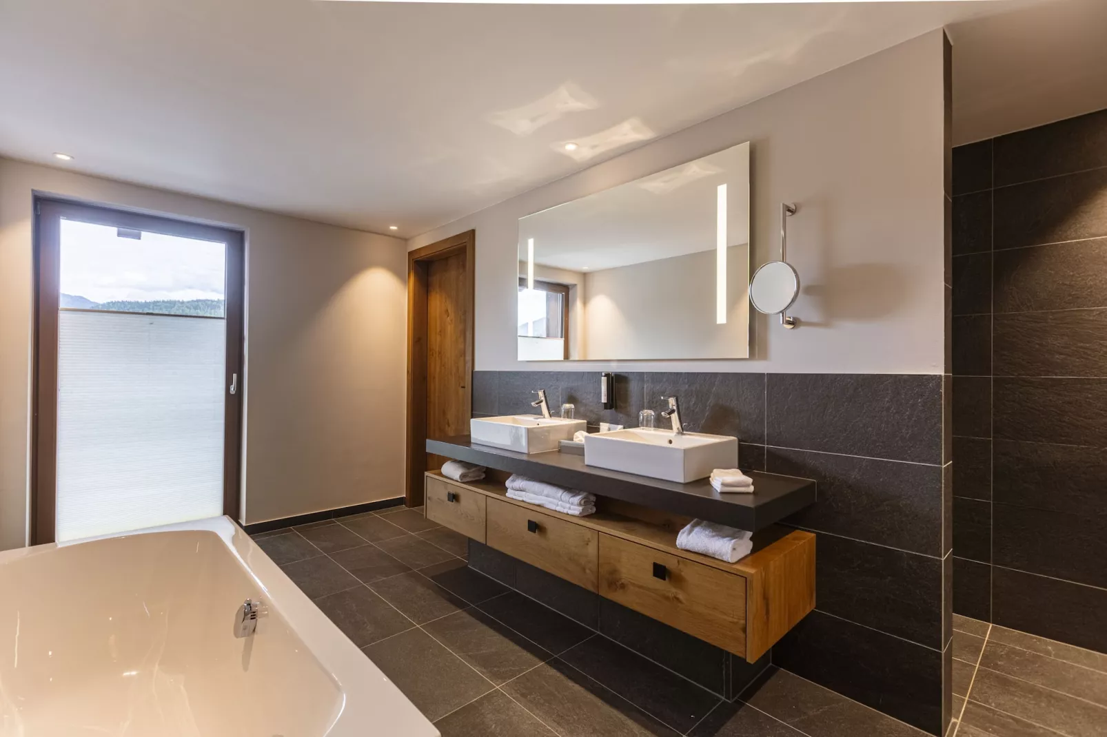 Bergresort Zugspitze Ehrwald 05-Bathroom