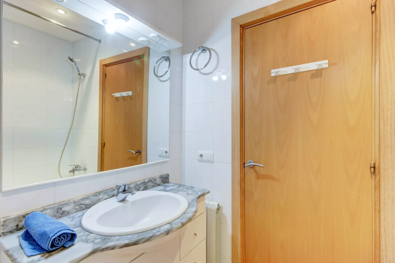 P.C. LLEVANT 3 1 Roses-Bathroom
