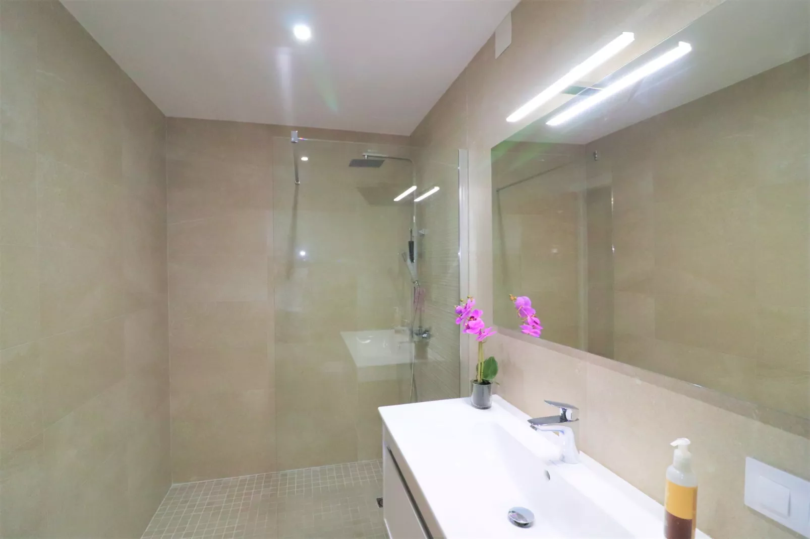 DULCE VIDA 2 B1 Roses-Bathroom