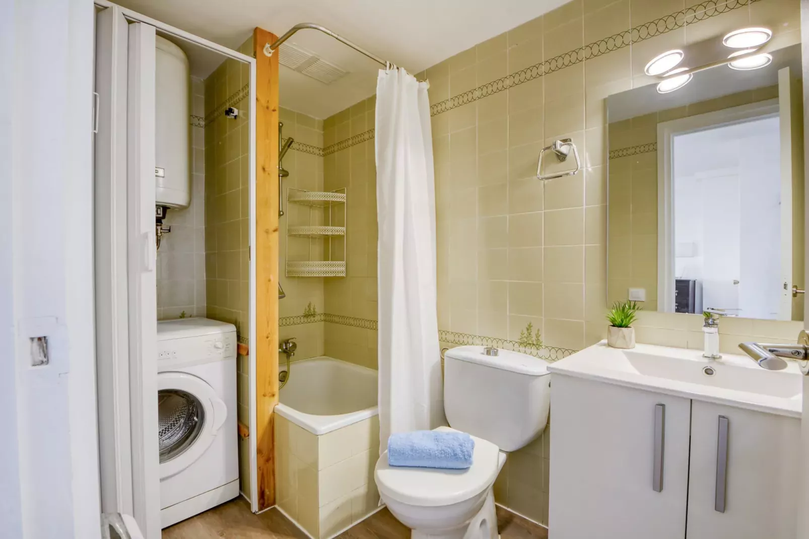 GRAN RESERVA FLORES 4 1 66 Empuriabrava- Barneda-Bathroom