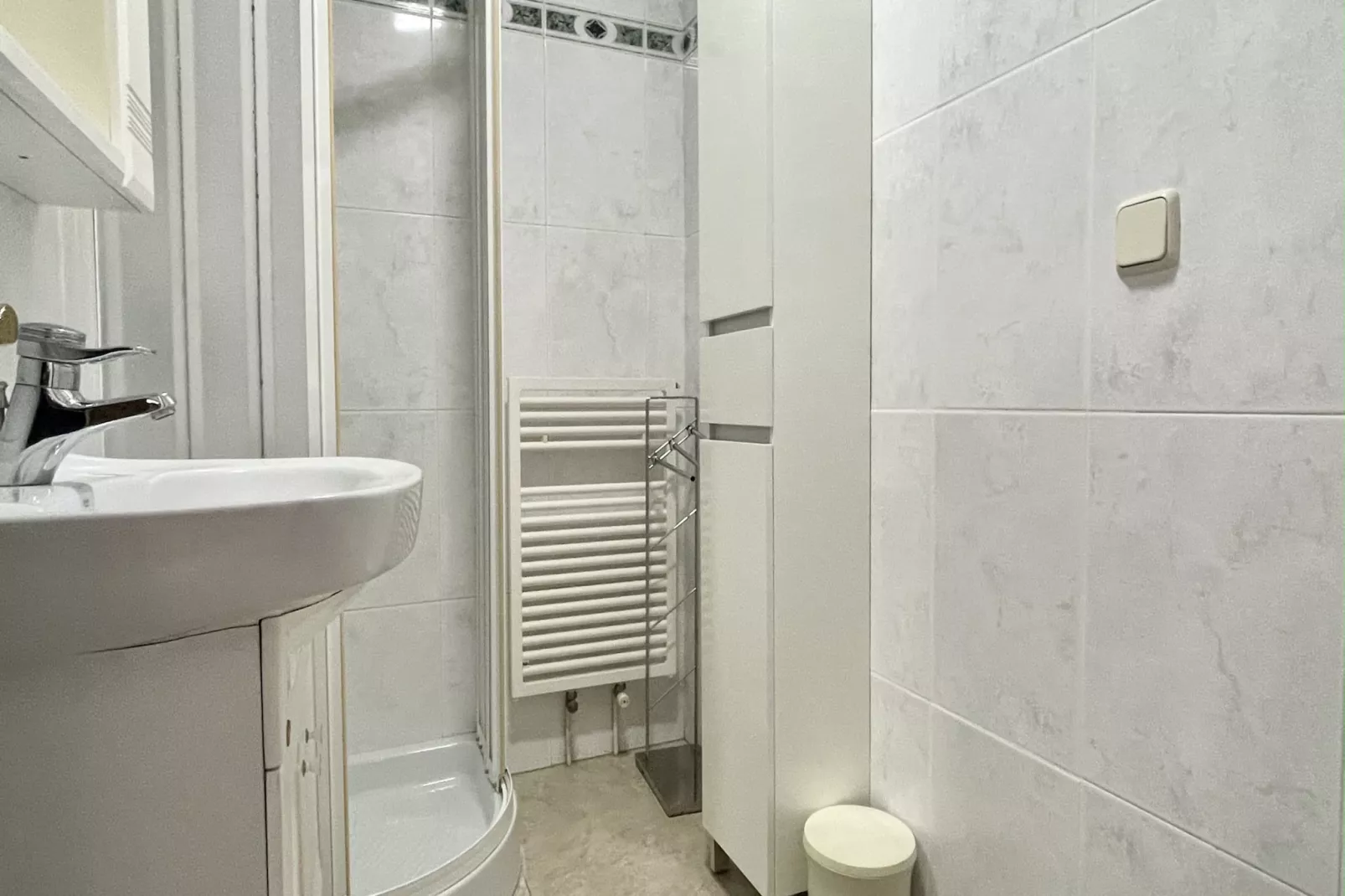 VOLENDAM 18-Bathroom