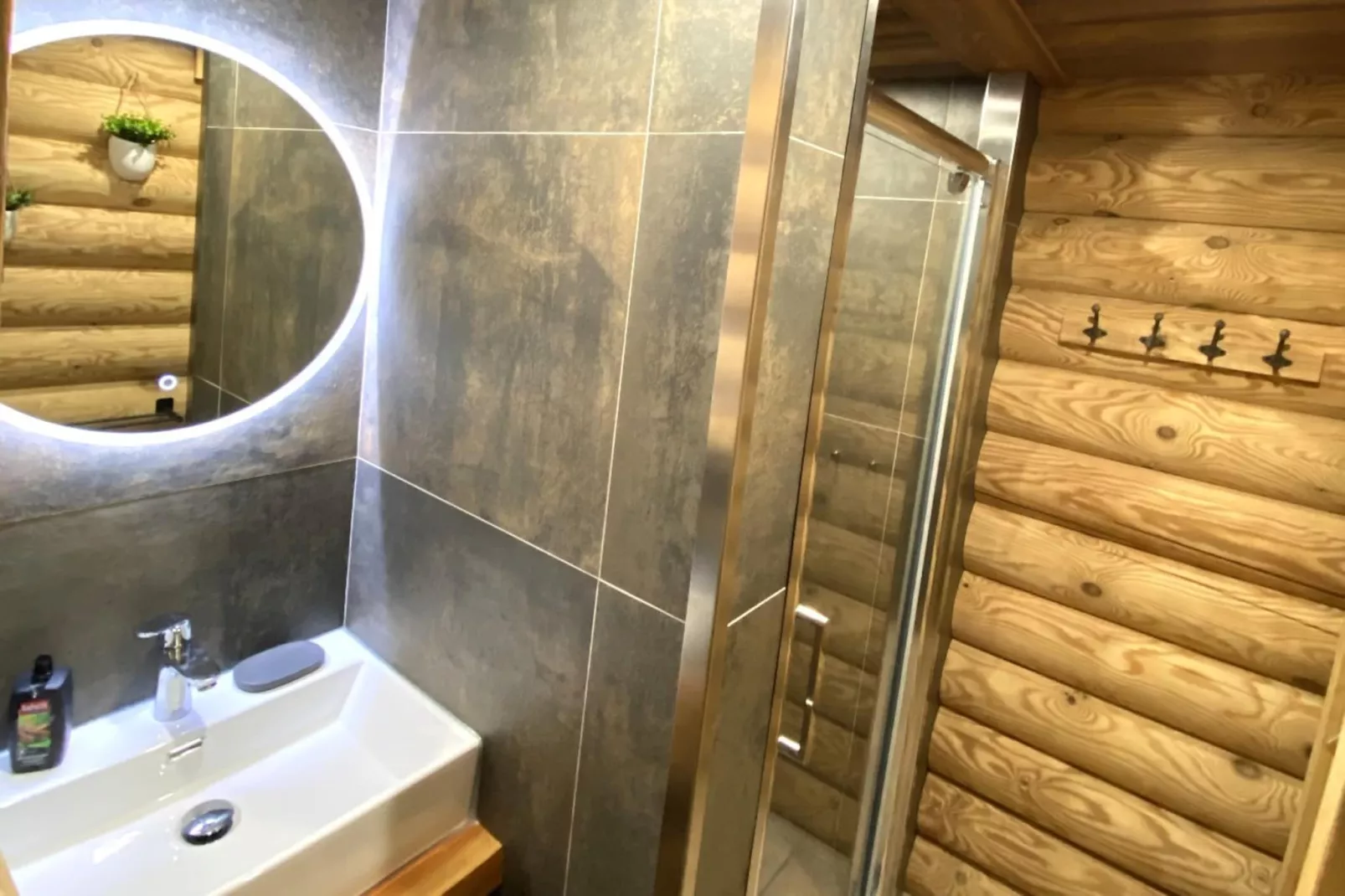 L'OURS NOIR Chalet en rondins-Badezimmer