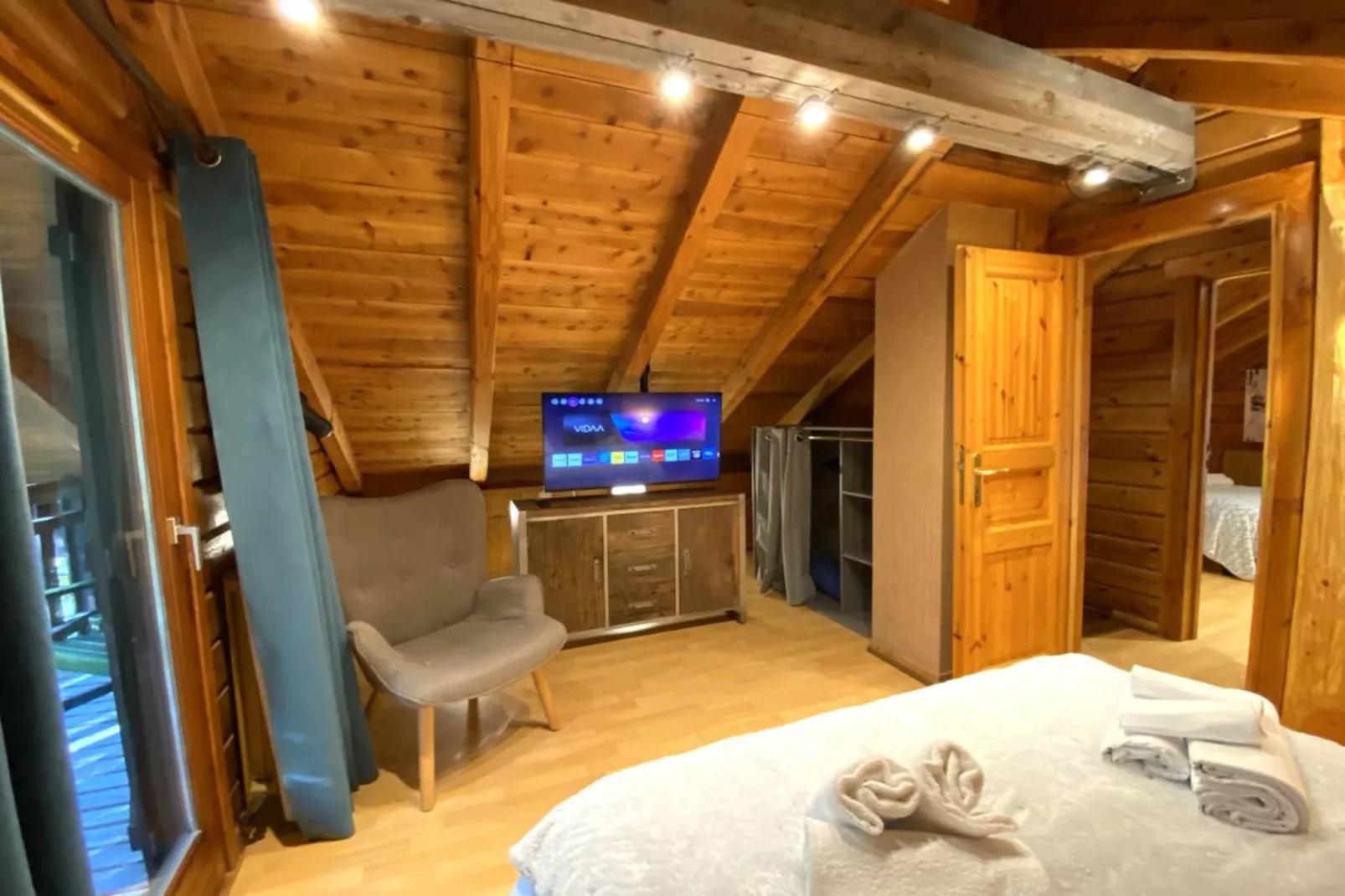 LE RENNE  Chalet en bois au calme avec SPA Jacuzzi-Chambre