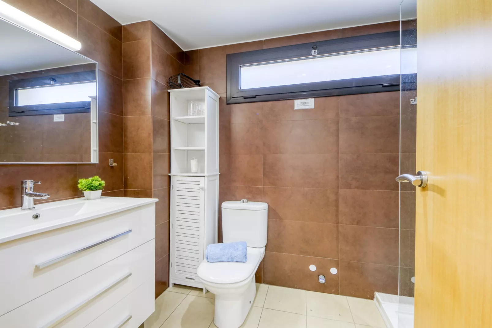 MARITIM 2 D Roses-Bathroom