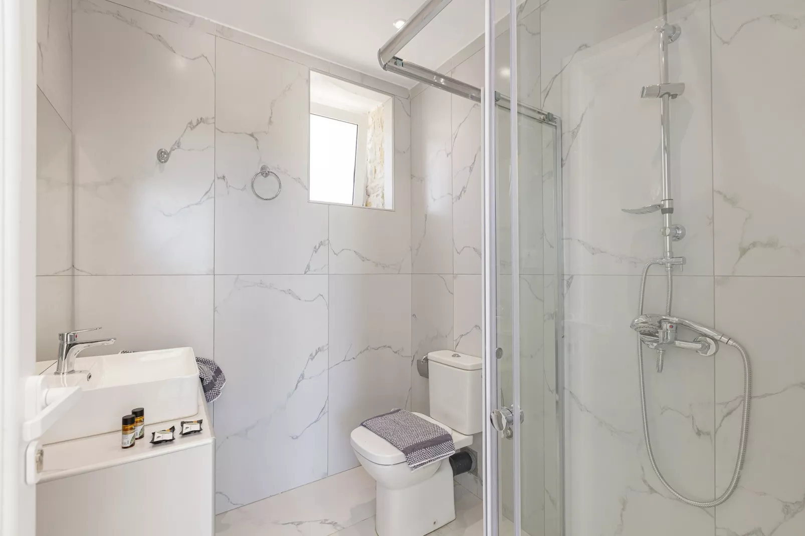 Mythos 2-Bathroom