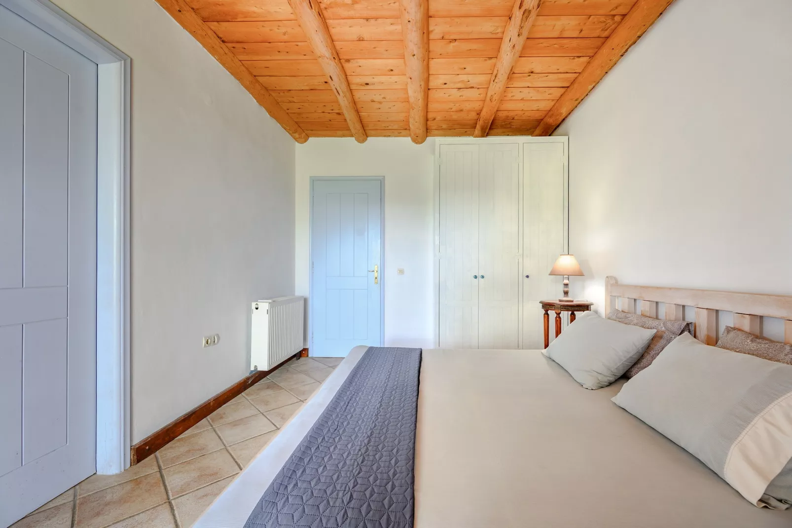 Rozare-Bedroom