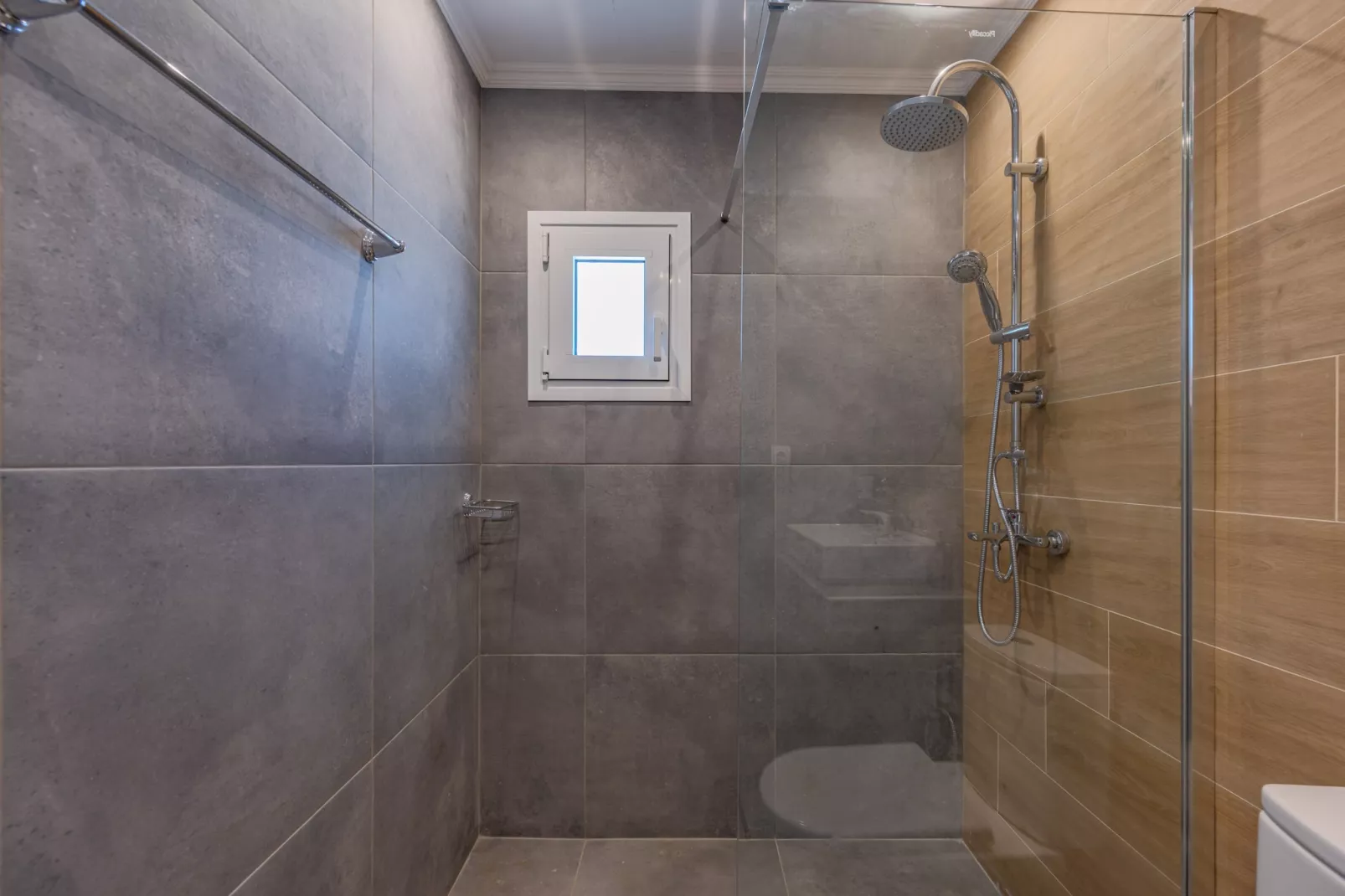 Mythos 6-Bathroom