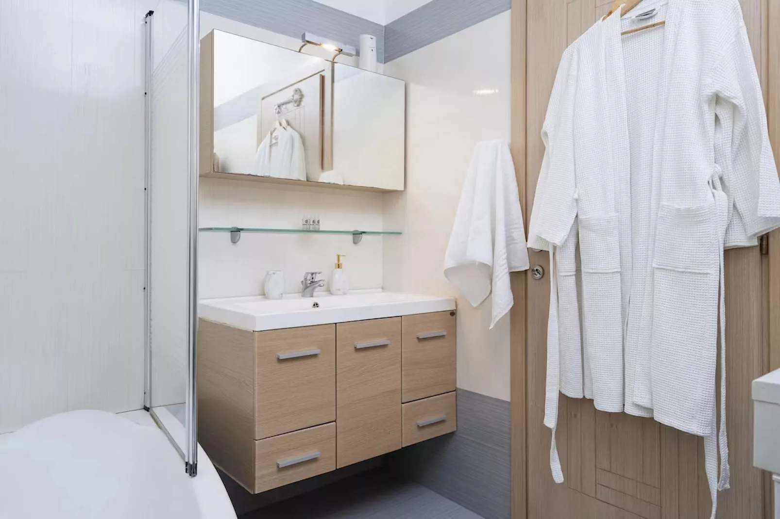 Helen Luxury Holiday House With Sea View-Bathroom