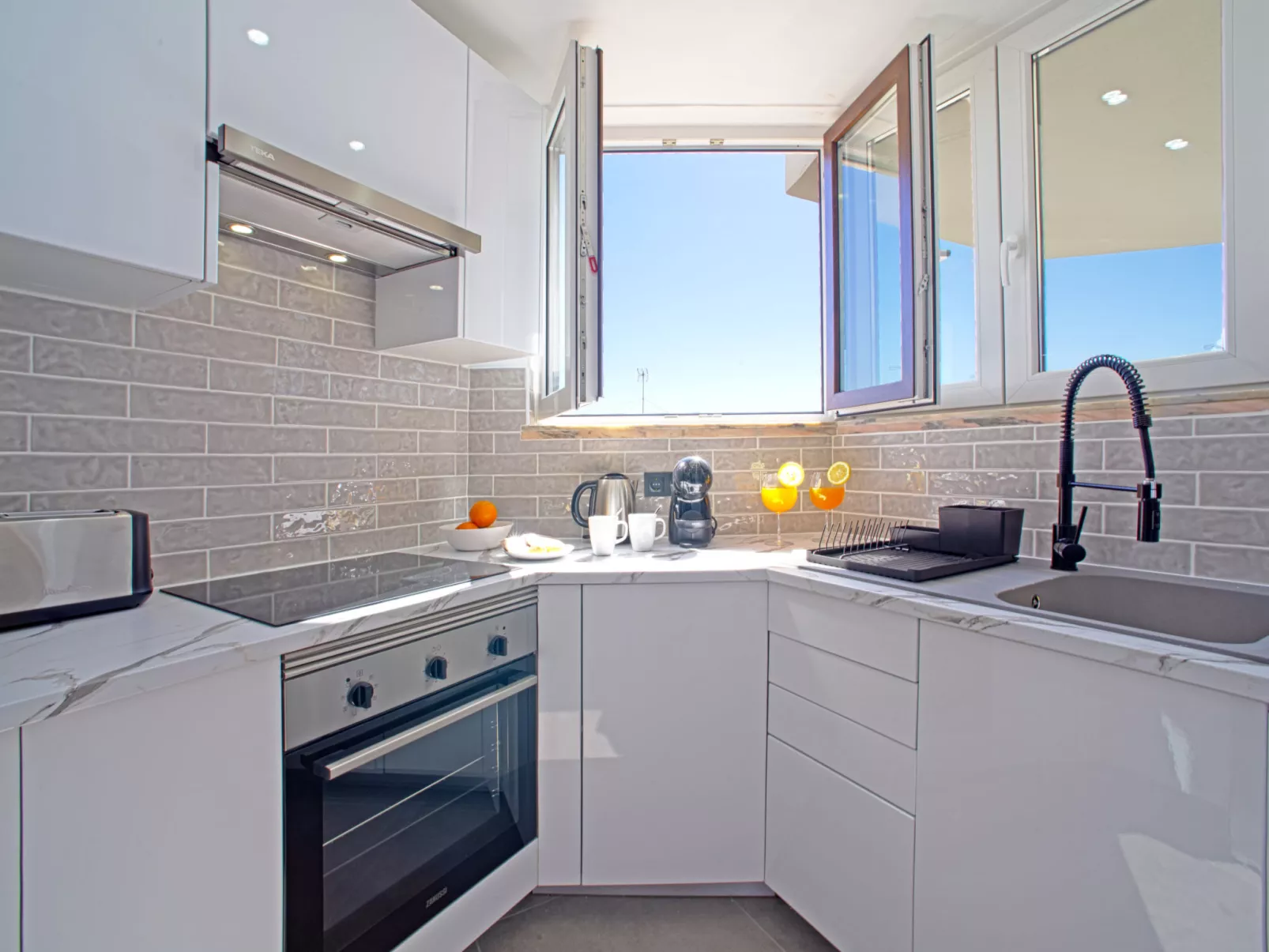 Lovely Sea View-Inside