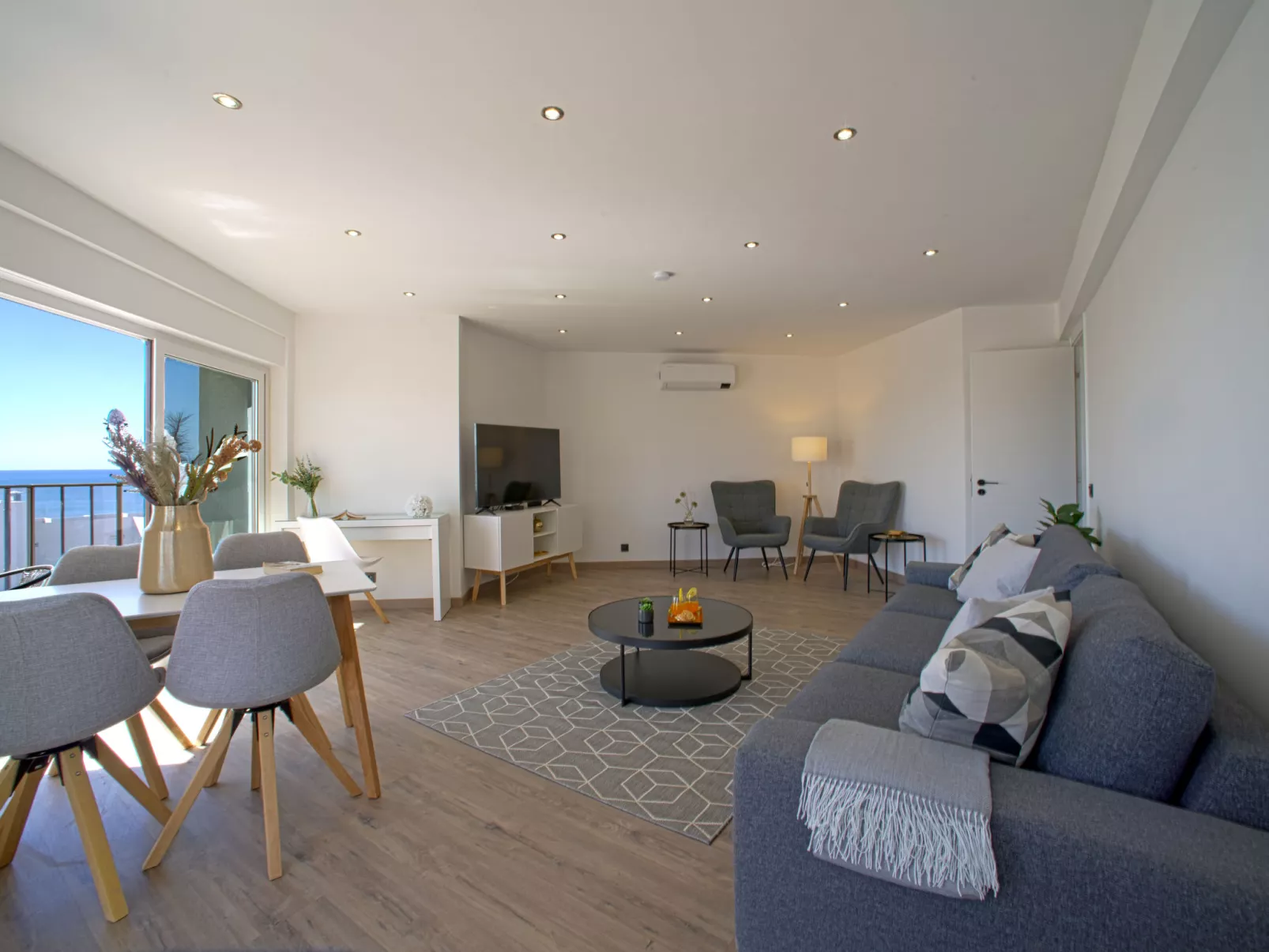 Lovely Sea View-Inside