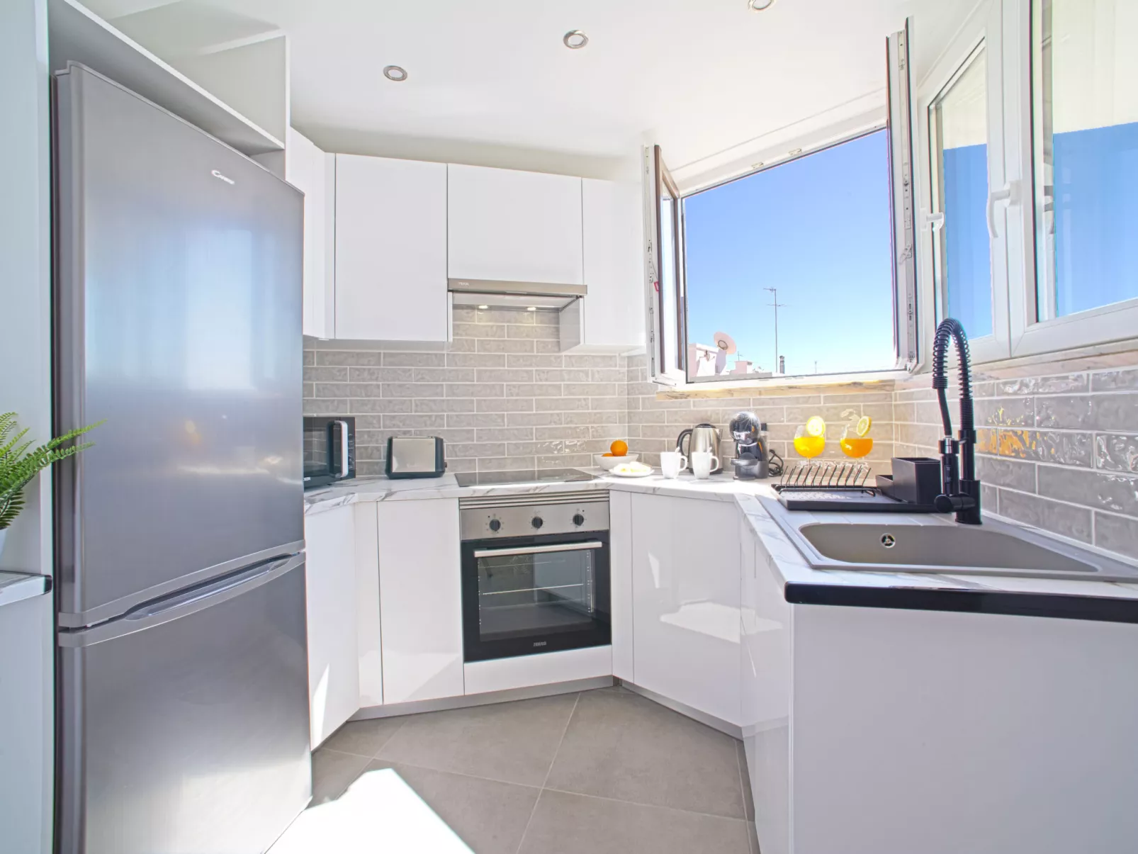Lovely Sea View-Inside