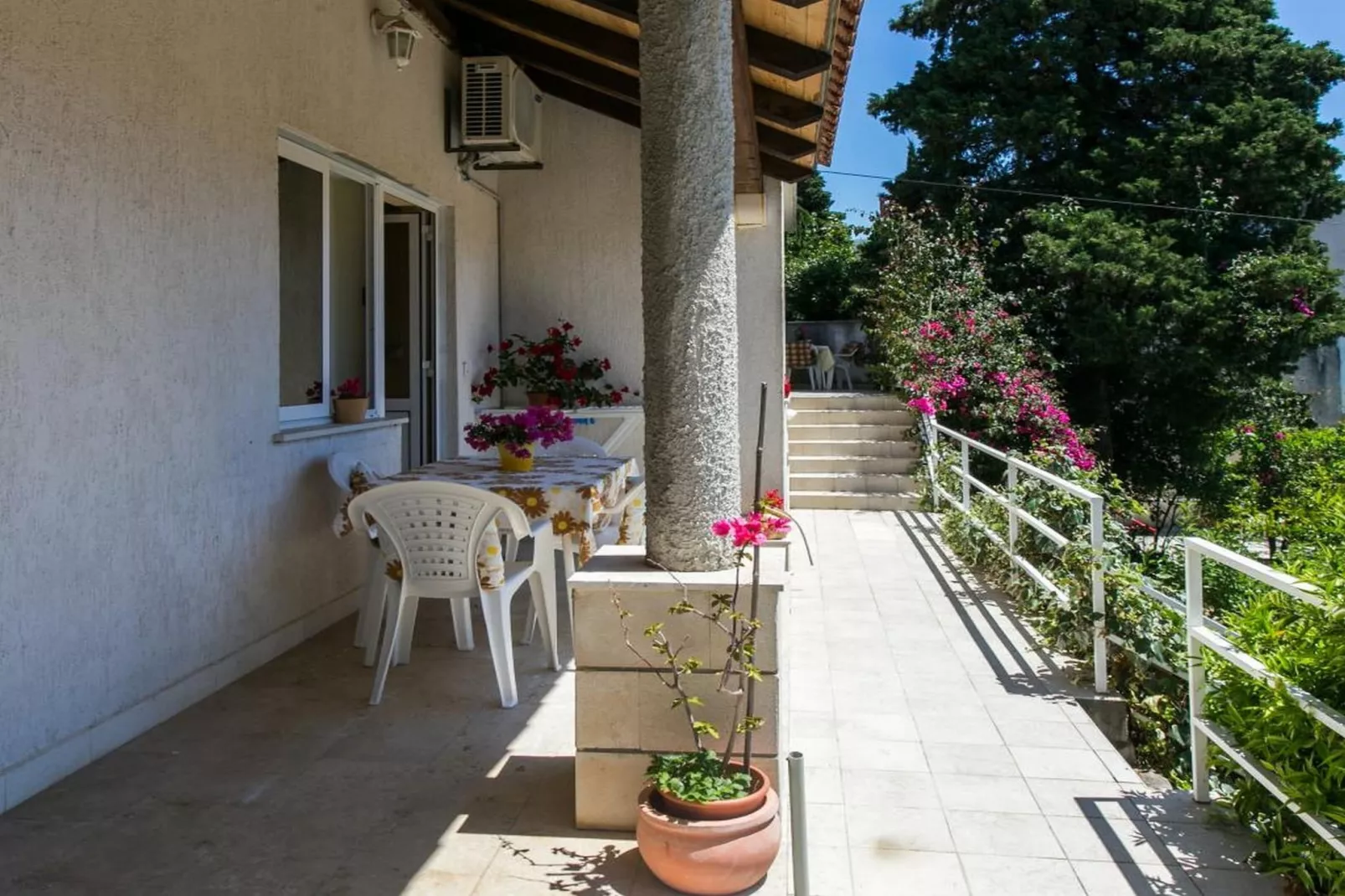 Apartments Elelu - Two-Bedroom Apartment with Terrace-Terrasse