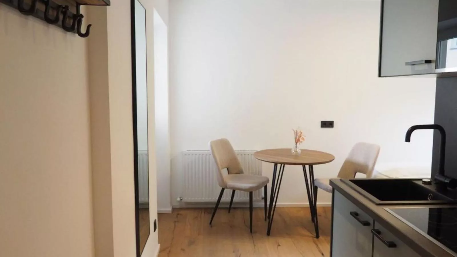 Leni Top 2-Dining room