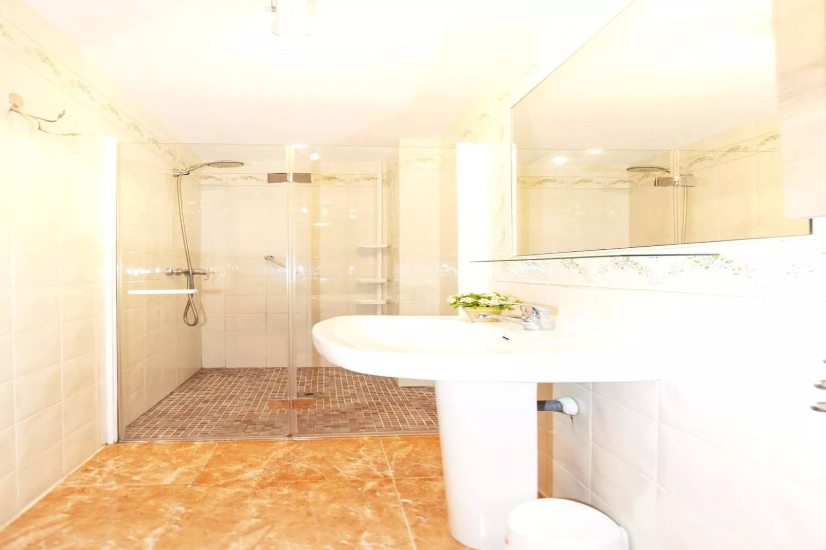 1232 GAUDI 100m PLAYA-Badezimmer