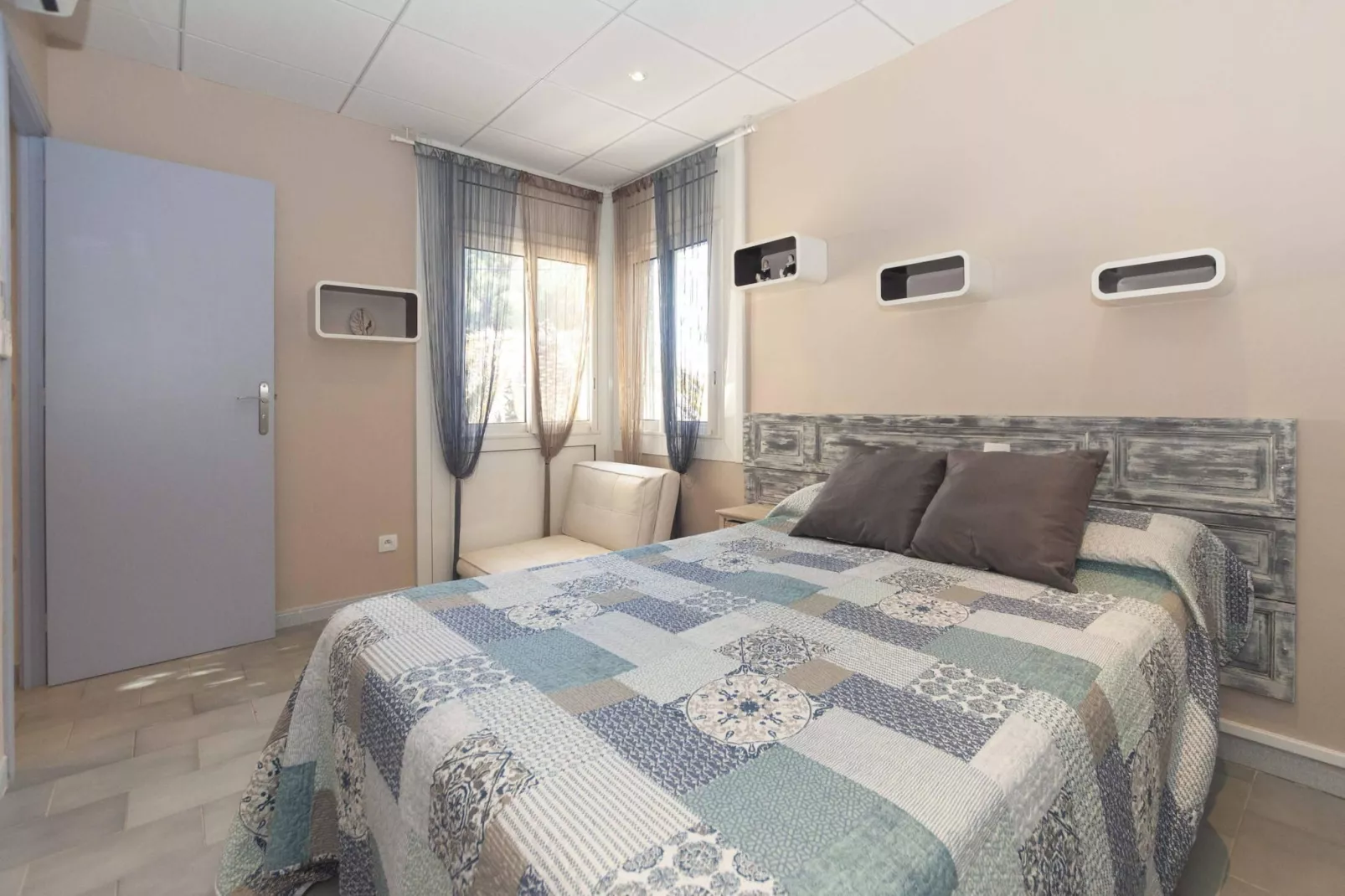 1233 VILA NEUS con piscina-Bedroom