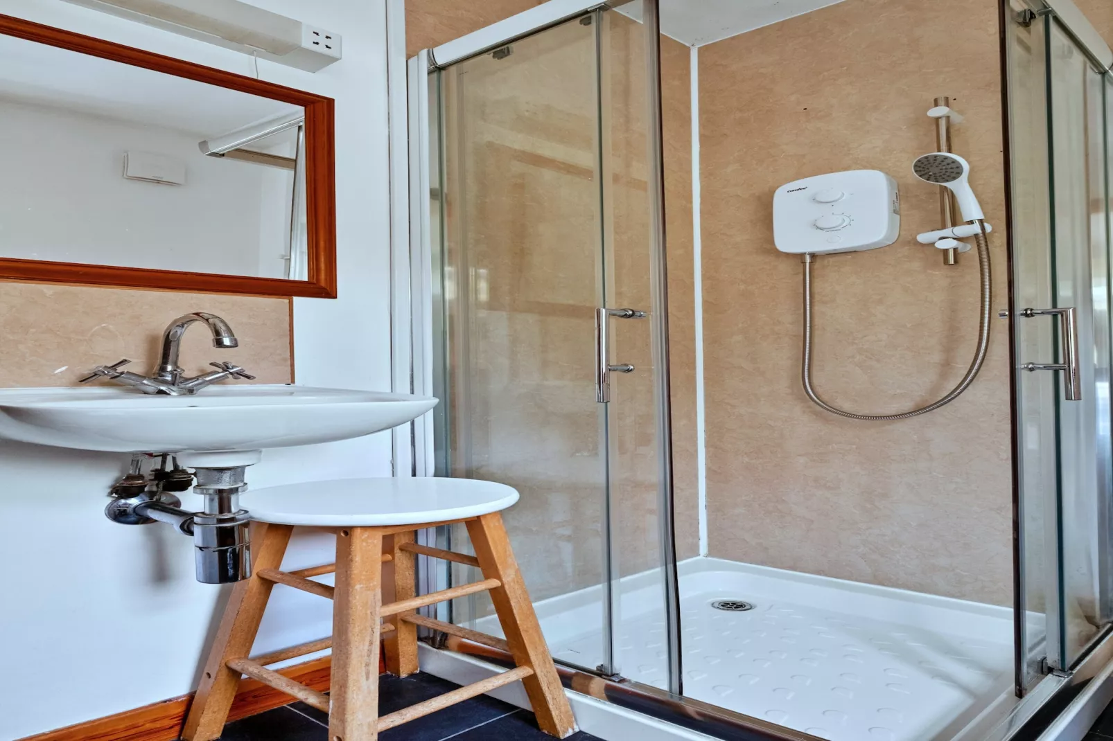 Lochead Cottage-Bathroom