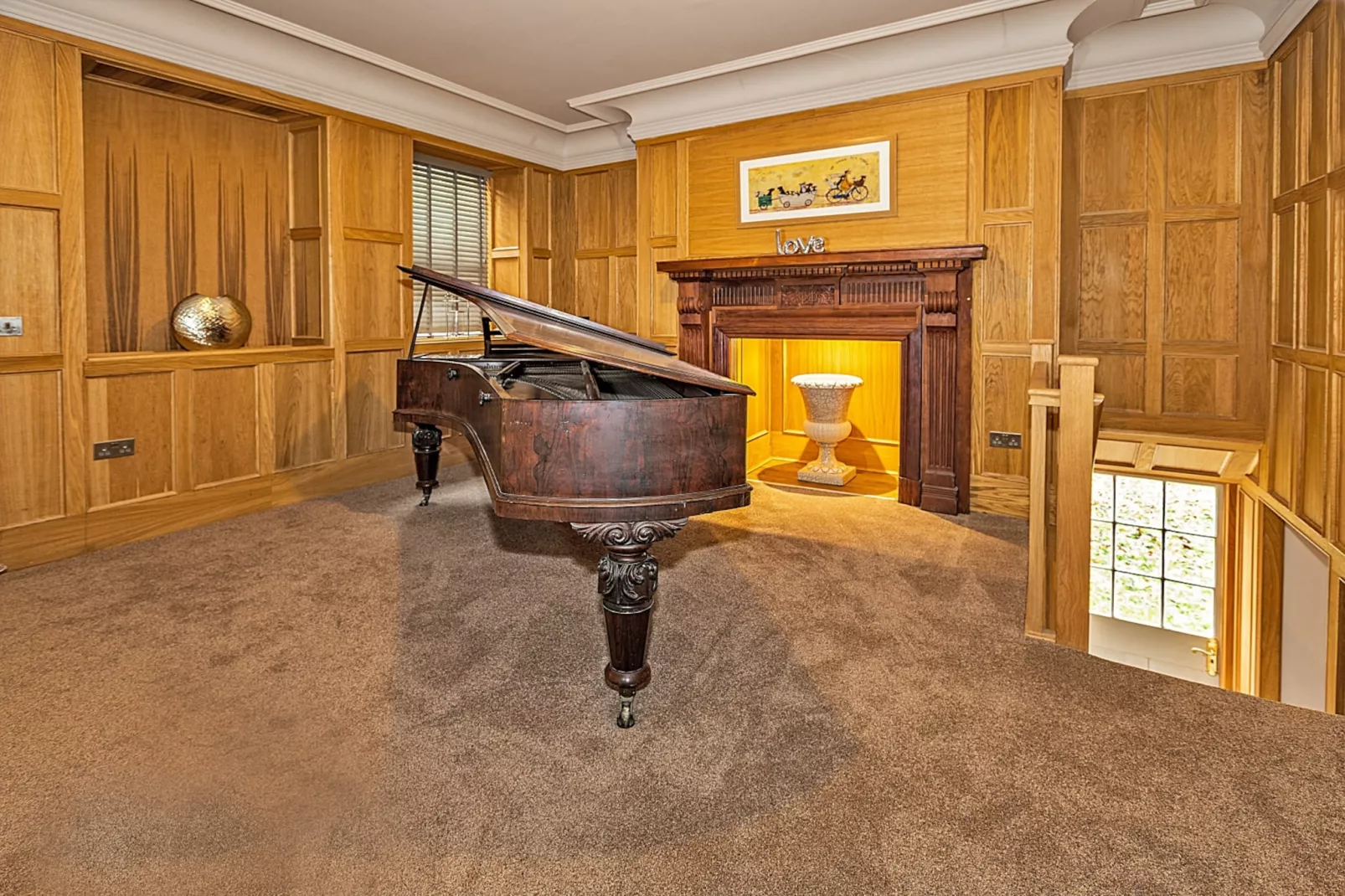 Ttich Manor Retreat-Living room