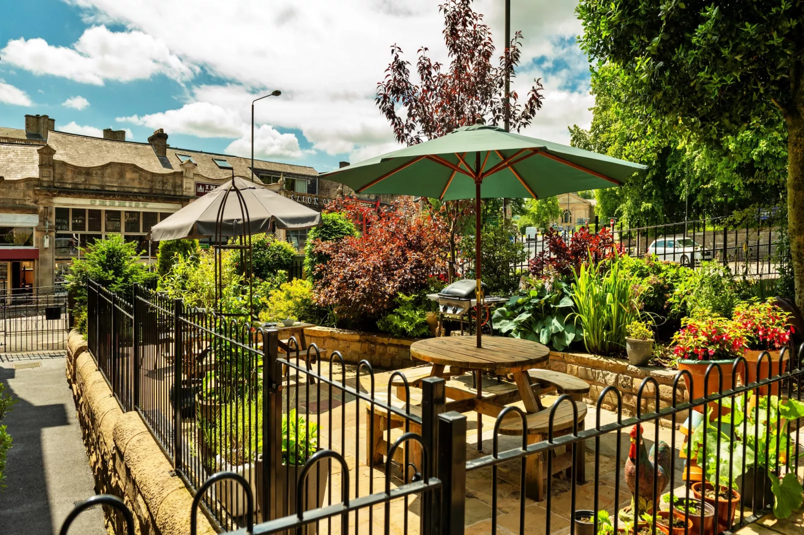 The Old Post Office Apartment 1-Gardens summer