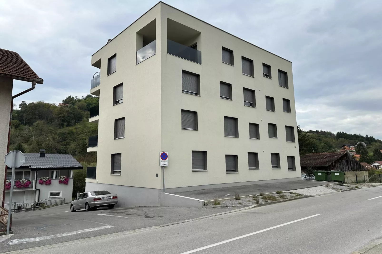 Cozy Retreat in Krapinske Toplice: Comfort and Prime Location with Pivate Parking - One Bedroom Apartment-Outdoor