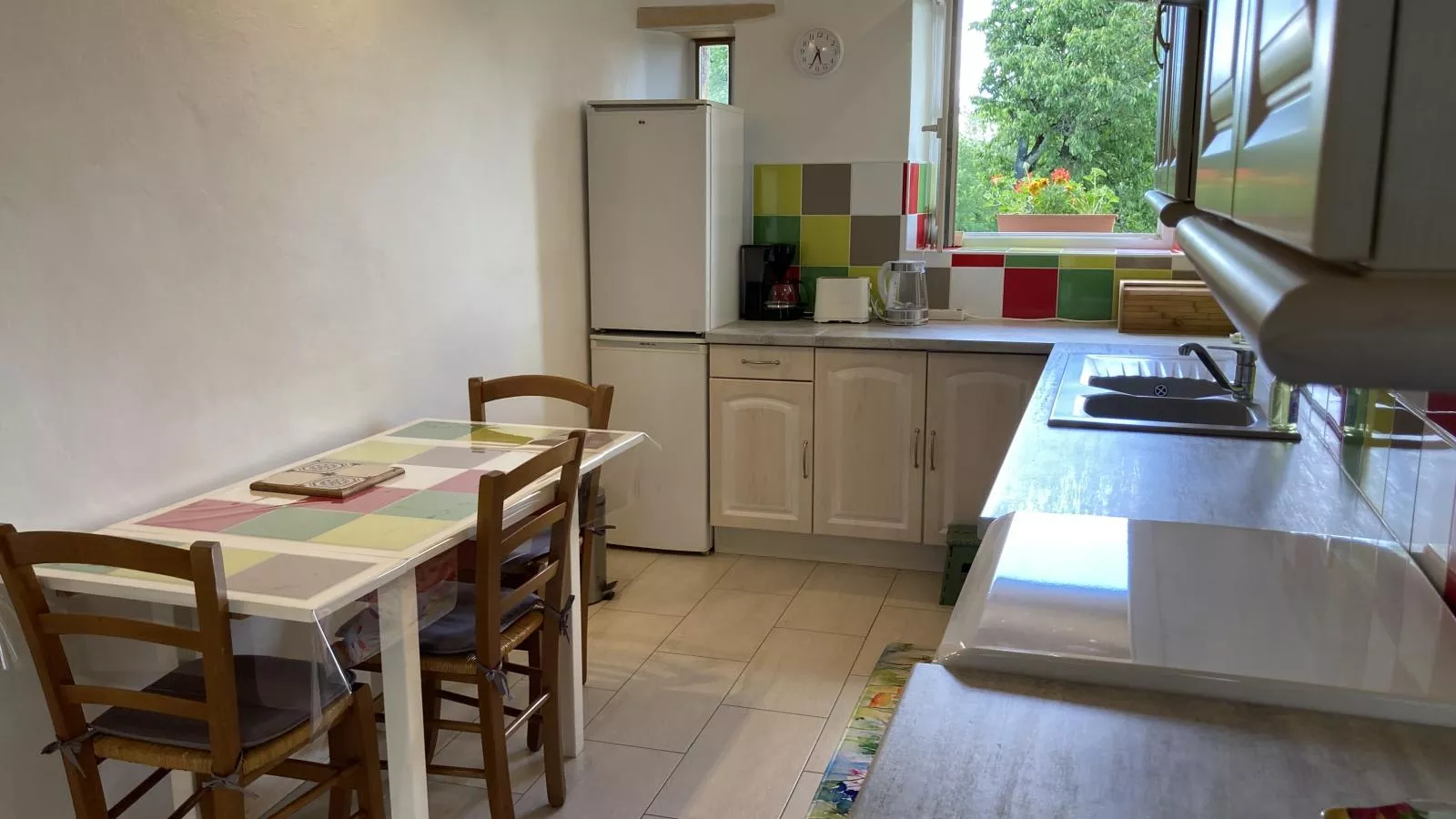Maison des Yourtes-Dining room
